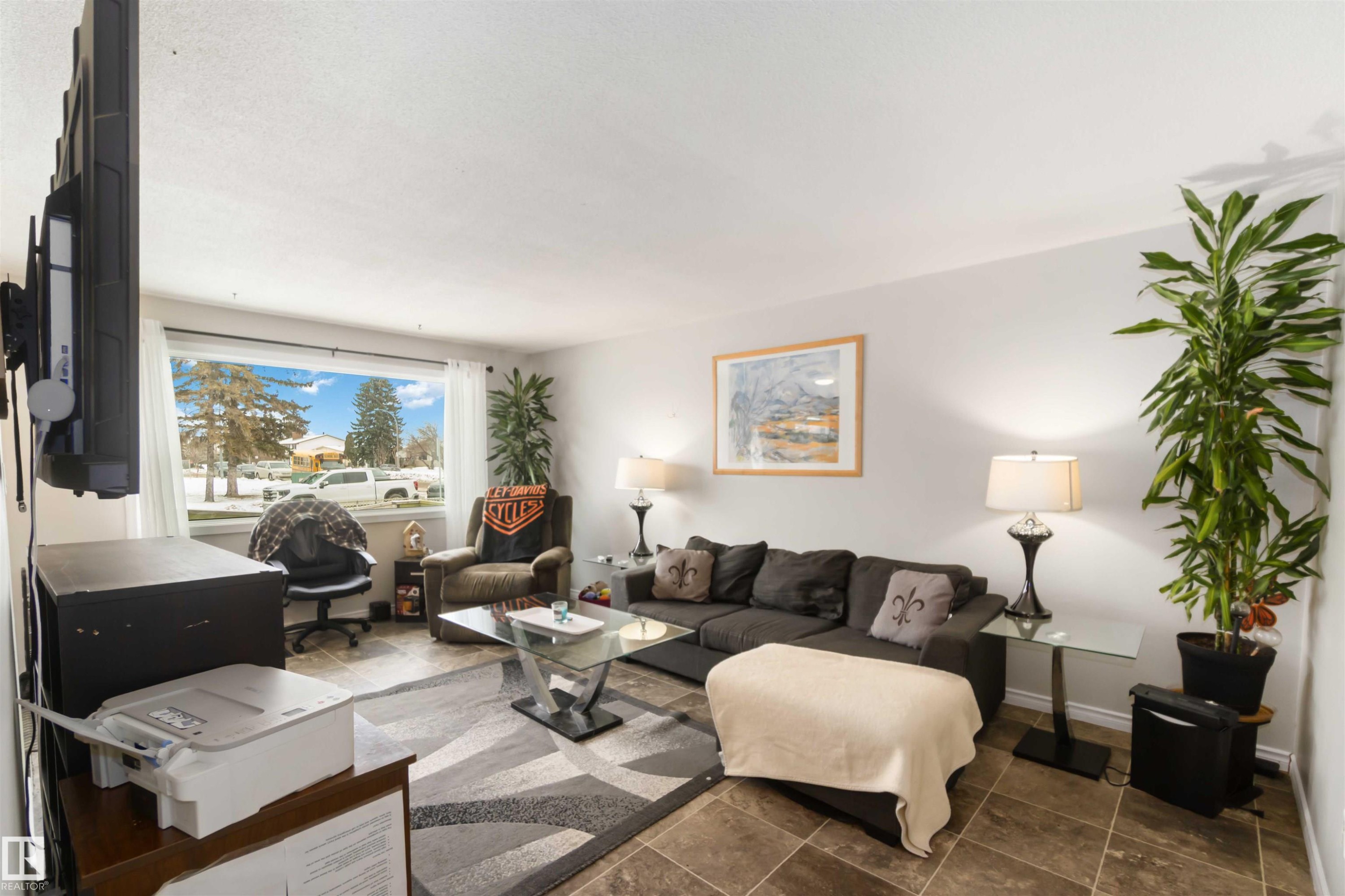 11306 32 Street, Edmonton, AB - Indoor Photo Showing Living Room