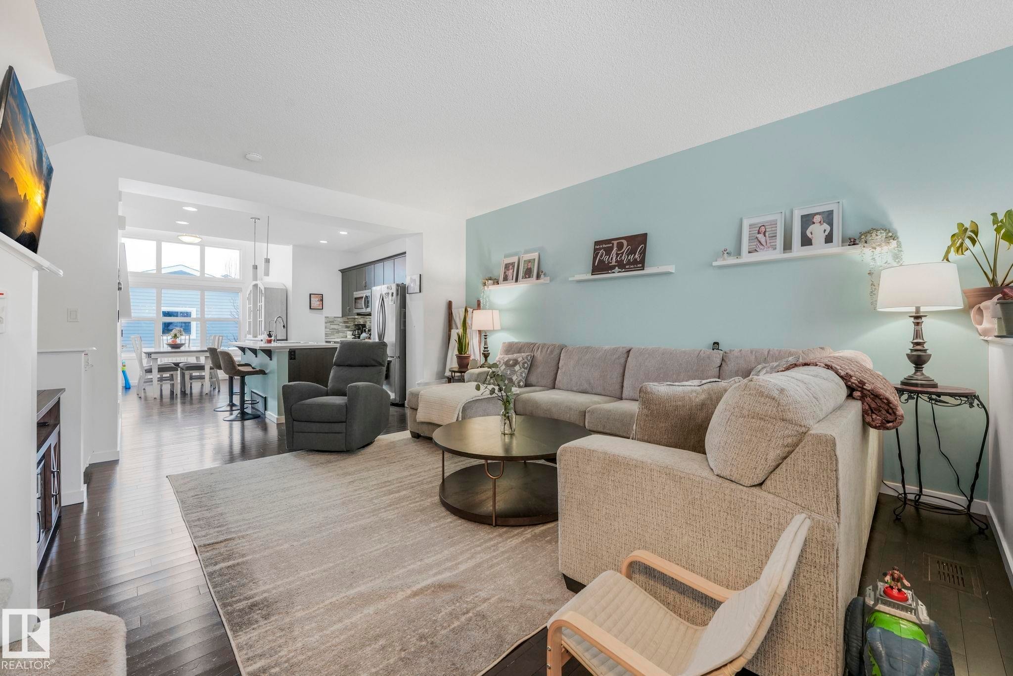 7220 20 Avenue, Edmonton, AB - Indoor Photo Showing Living Room