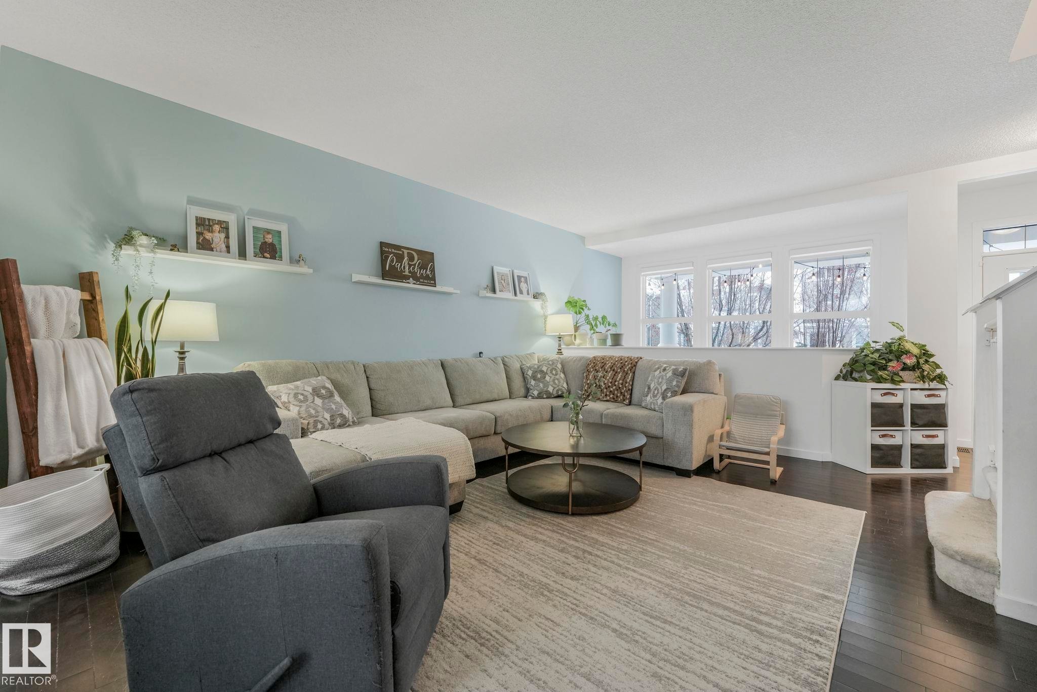 7220 20 Avenue, Edmonton, AB - Indoor Photo Showing Living Room