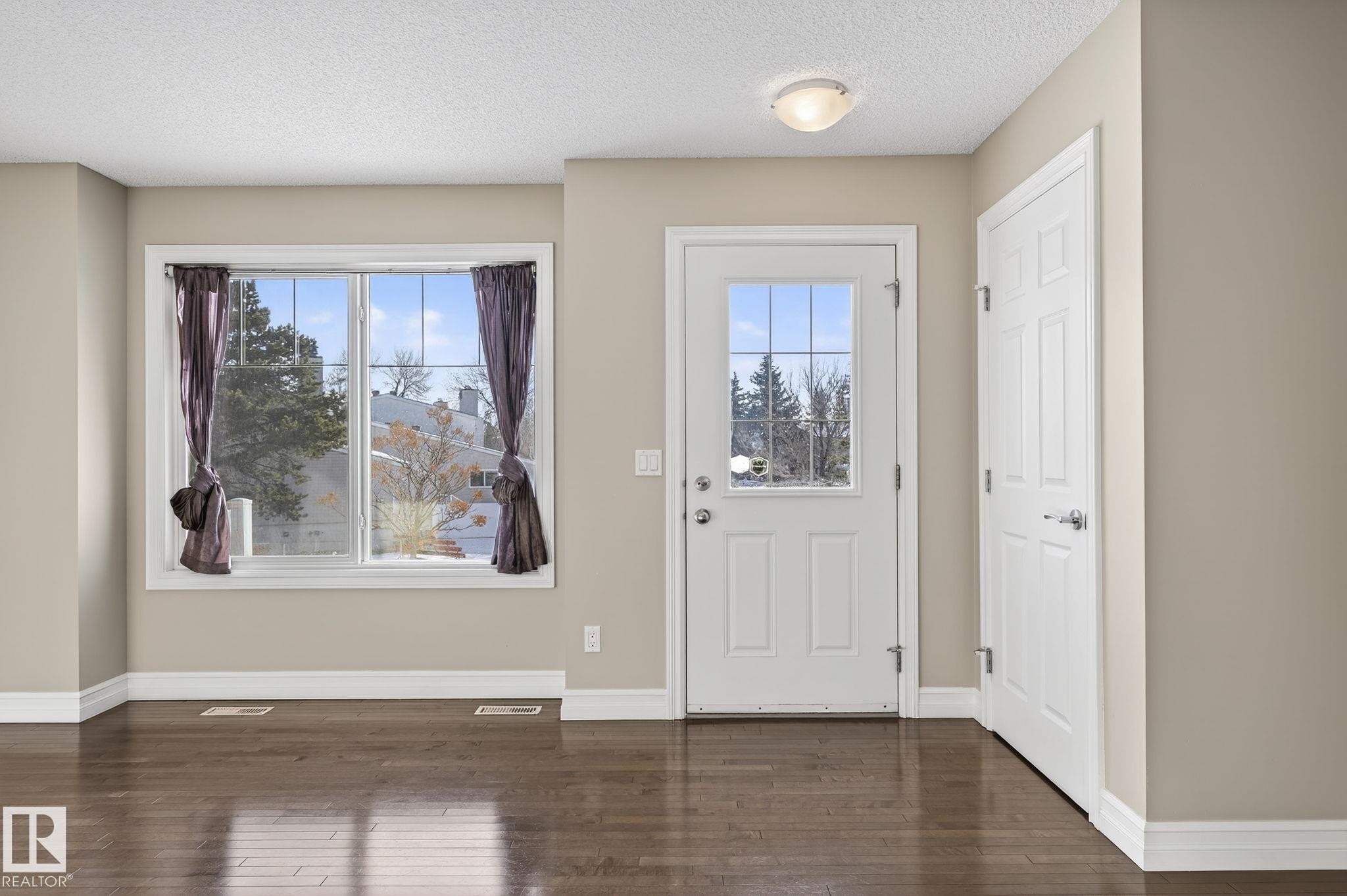 Edmonton, AB - Indoor Photo Showing Other Room