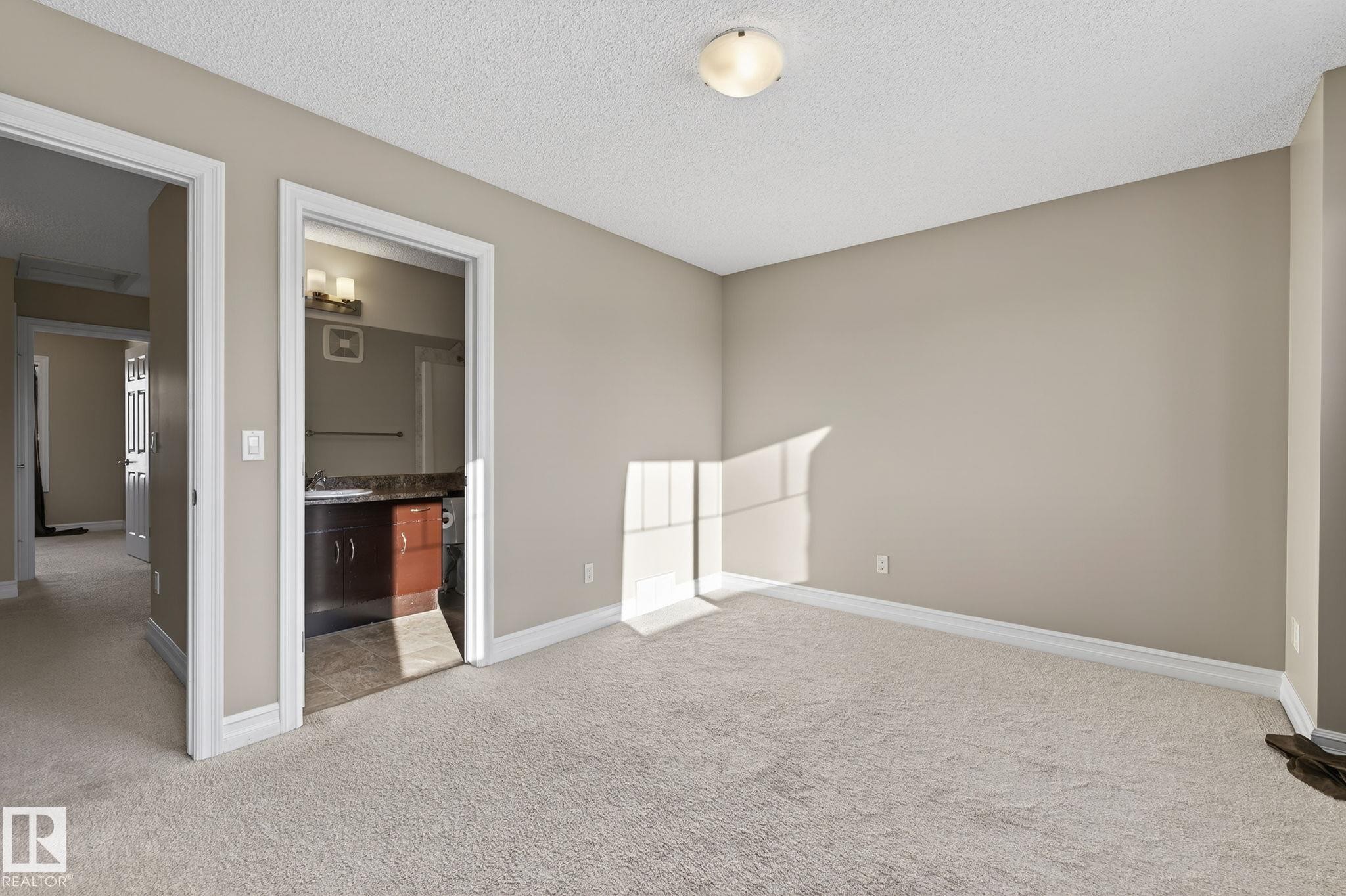 Edmonton, AB - Indoor Photo Showing Other Room