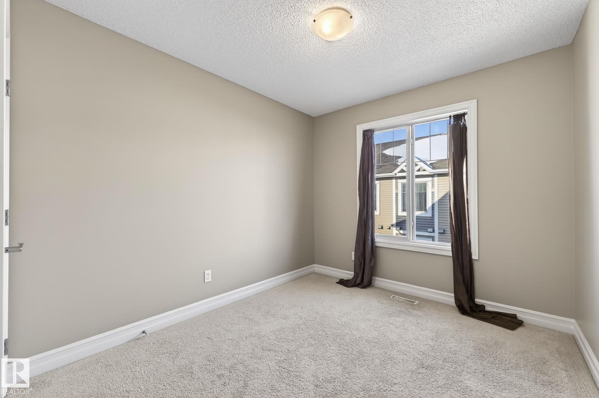 Edmonton, AB - Indoor Photo Showing Other Room