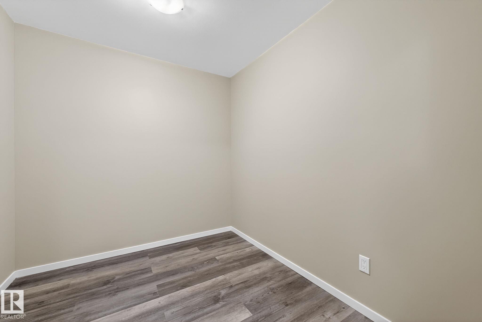 Edmonton, AB - Indoor Photo Showing Other Room