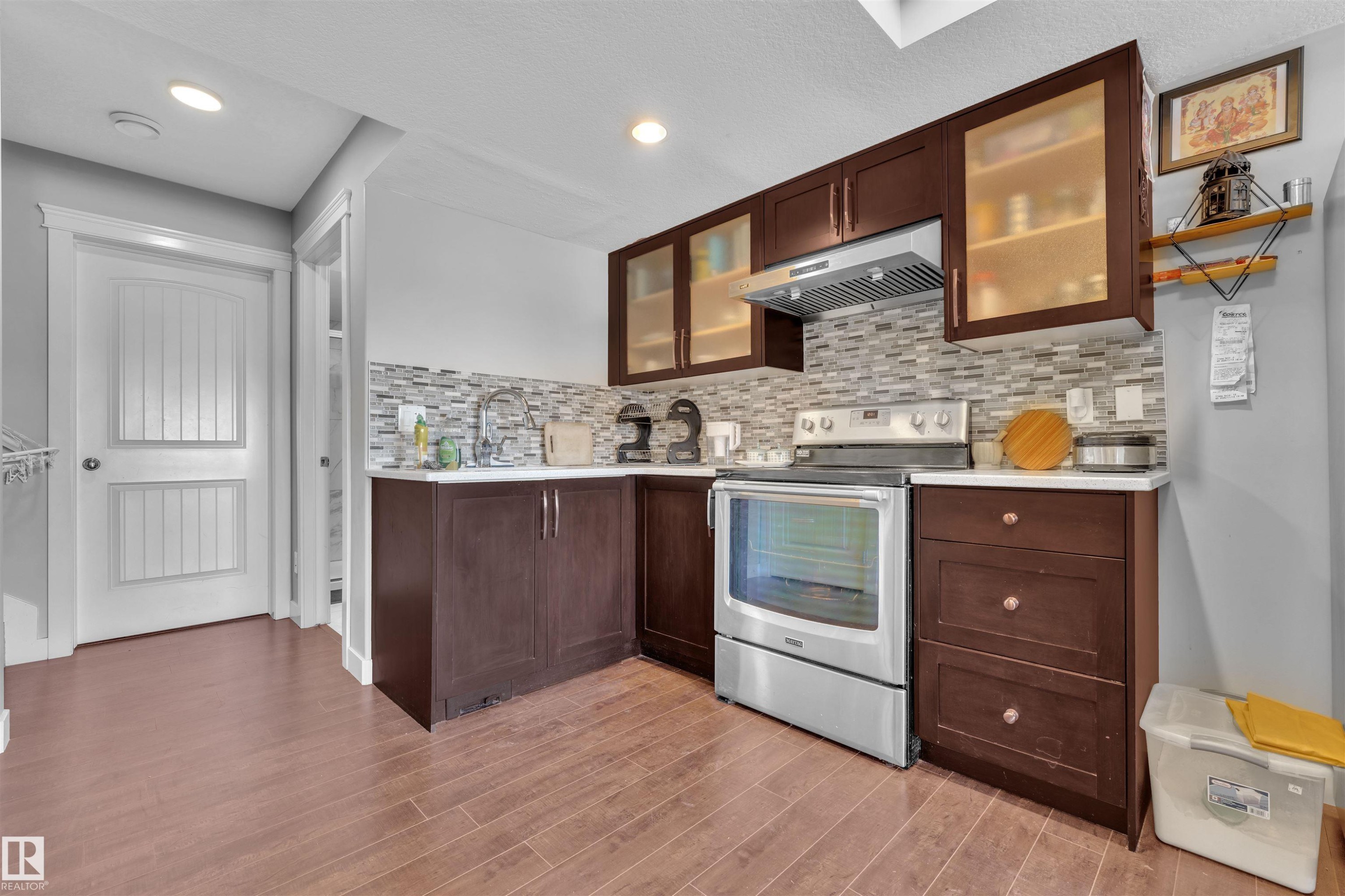 6664 Cardinal Road, Edmonton, AB - Indoor Photo Showing Kitchen