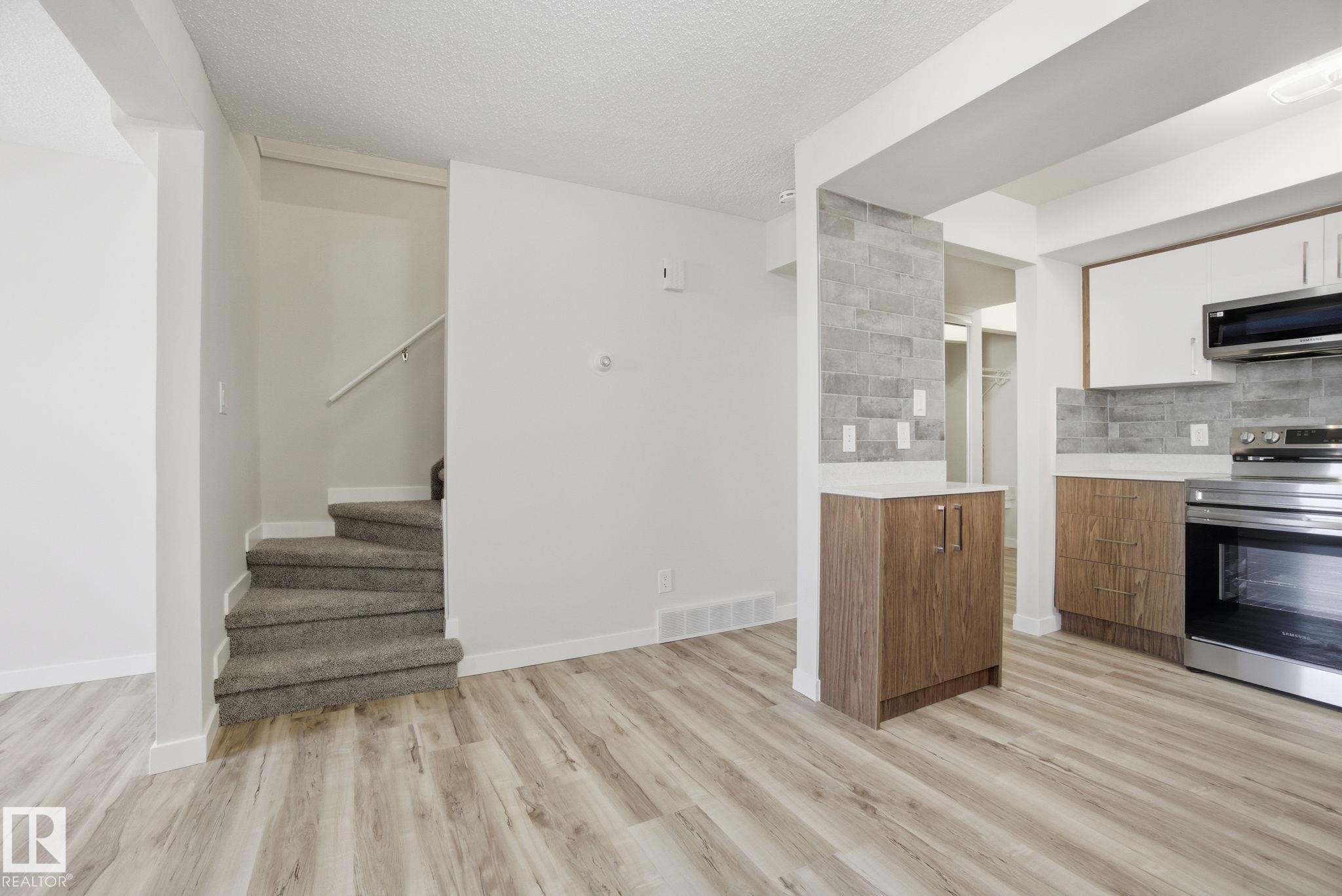 71 Lancaster Terrace, Edmonton, AB - Indoor Photo Showing Kitchen