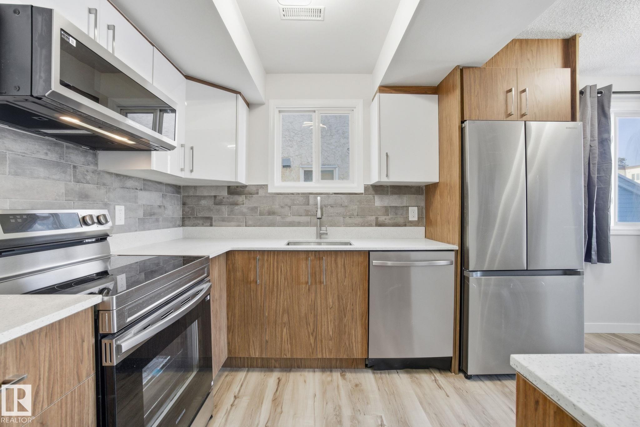 71 Lancaster Terrace, Edmonton, AB - Indoor Photo Showing Kitchen With Stainless Steel Kitchen