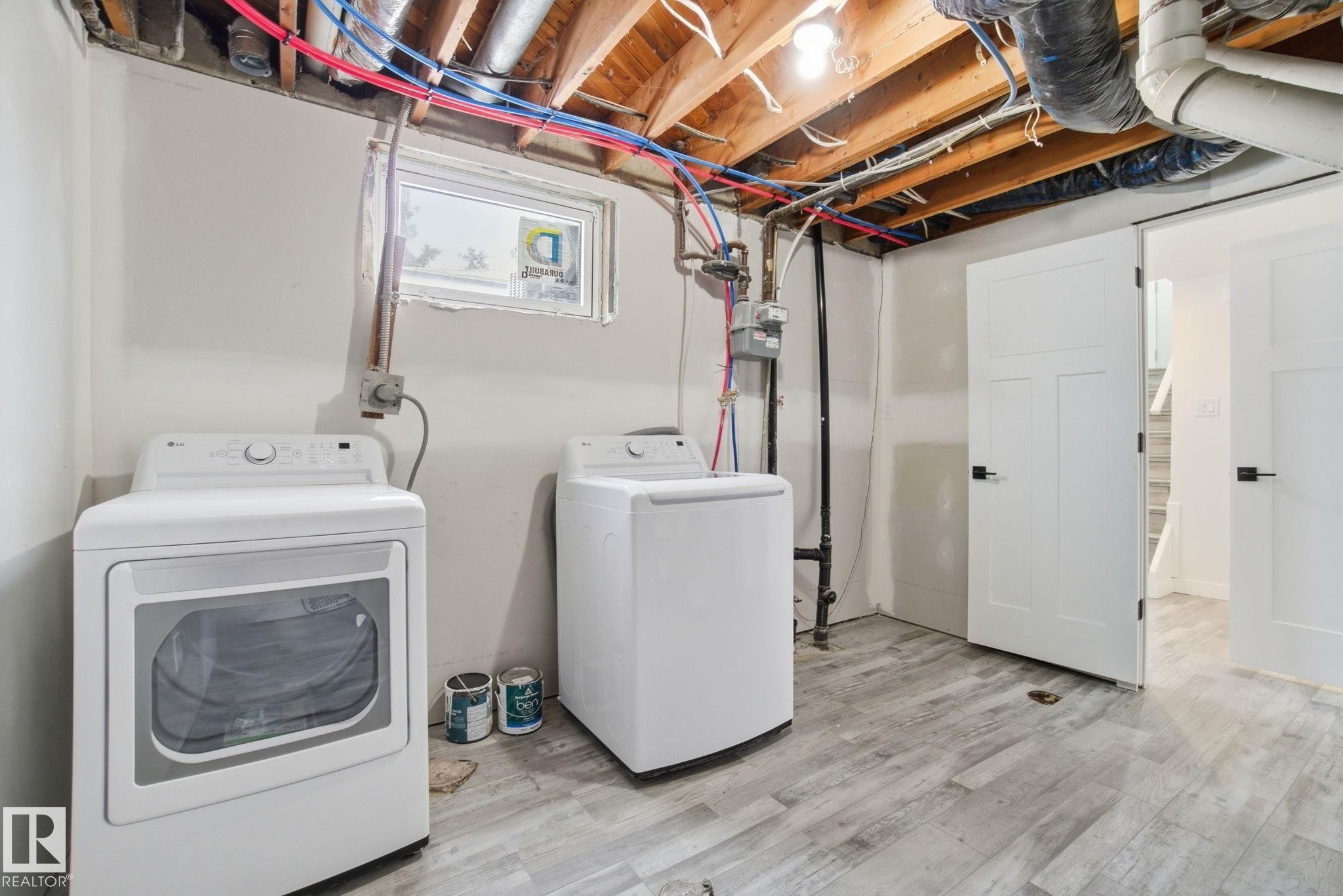Laundry room featuring light wood-style flooring and washer and dryer - 7112 132 Avenue, Edmonton, AB - Indoor Photo Showing Laundry Room