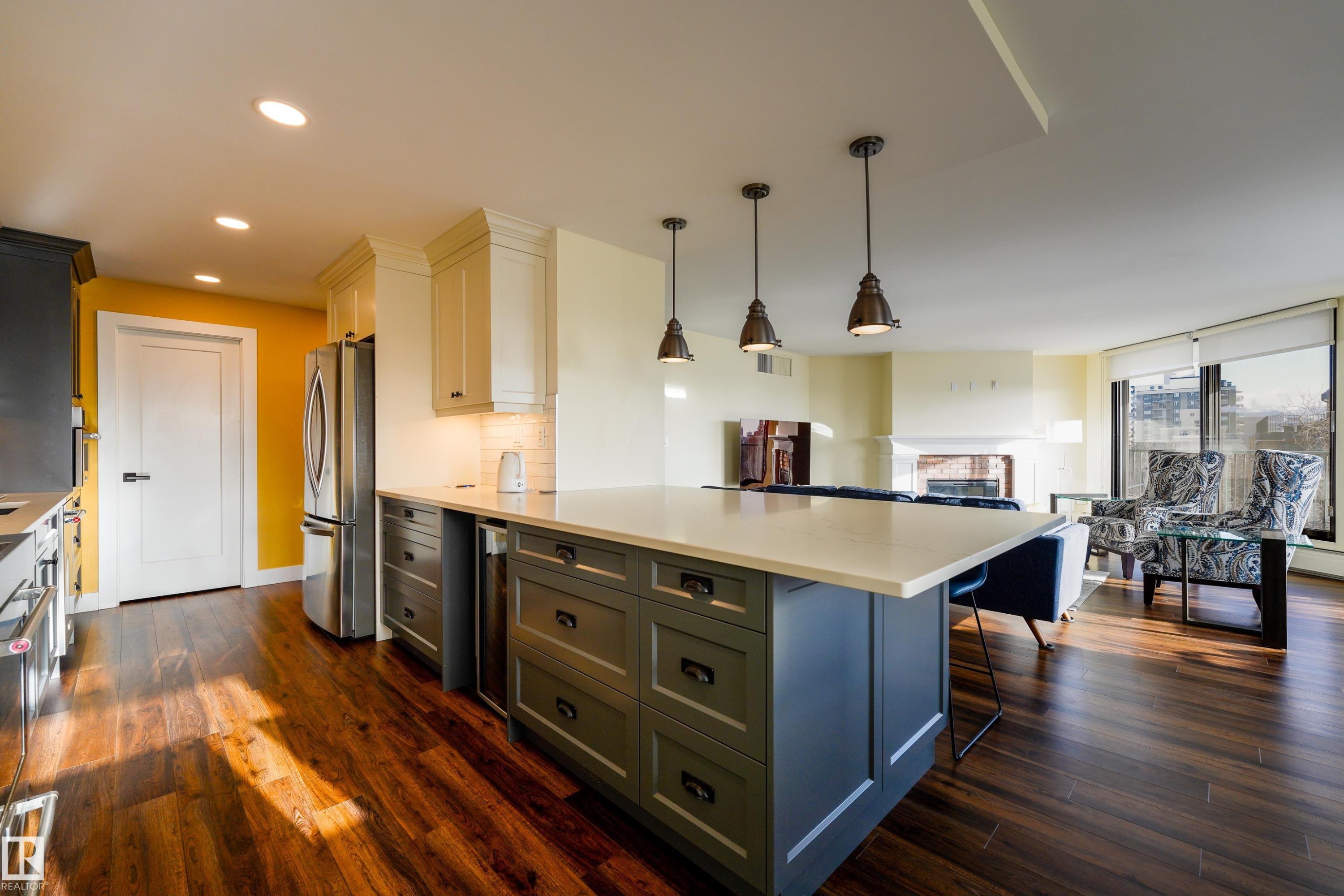 602 11710 100 Avenue, Edmonton, AB - Indoor Photo Showing Kitchen With Upgraded Kitchen