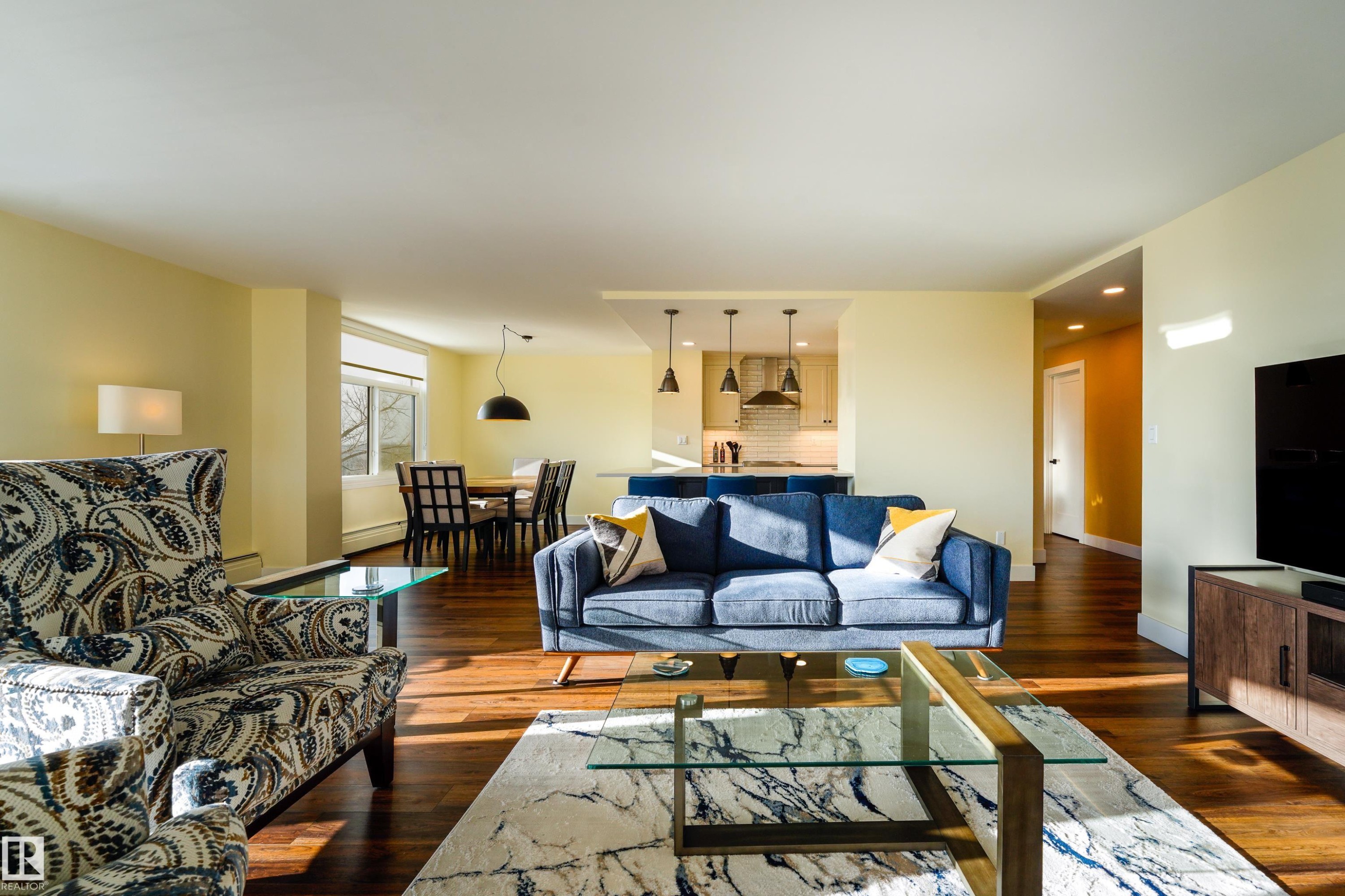 602 11710 100 Avenue, Edmonton, AB - Indoor Photo Showing Living Room