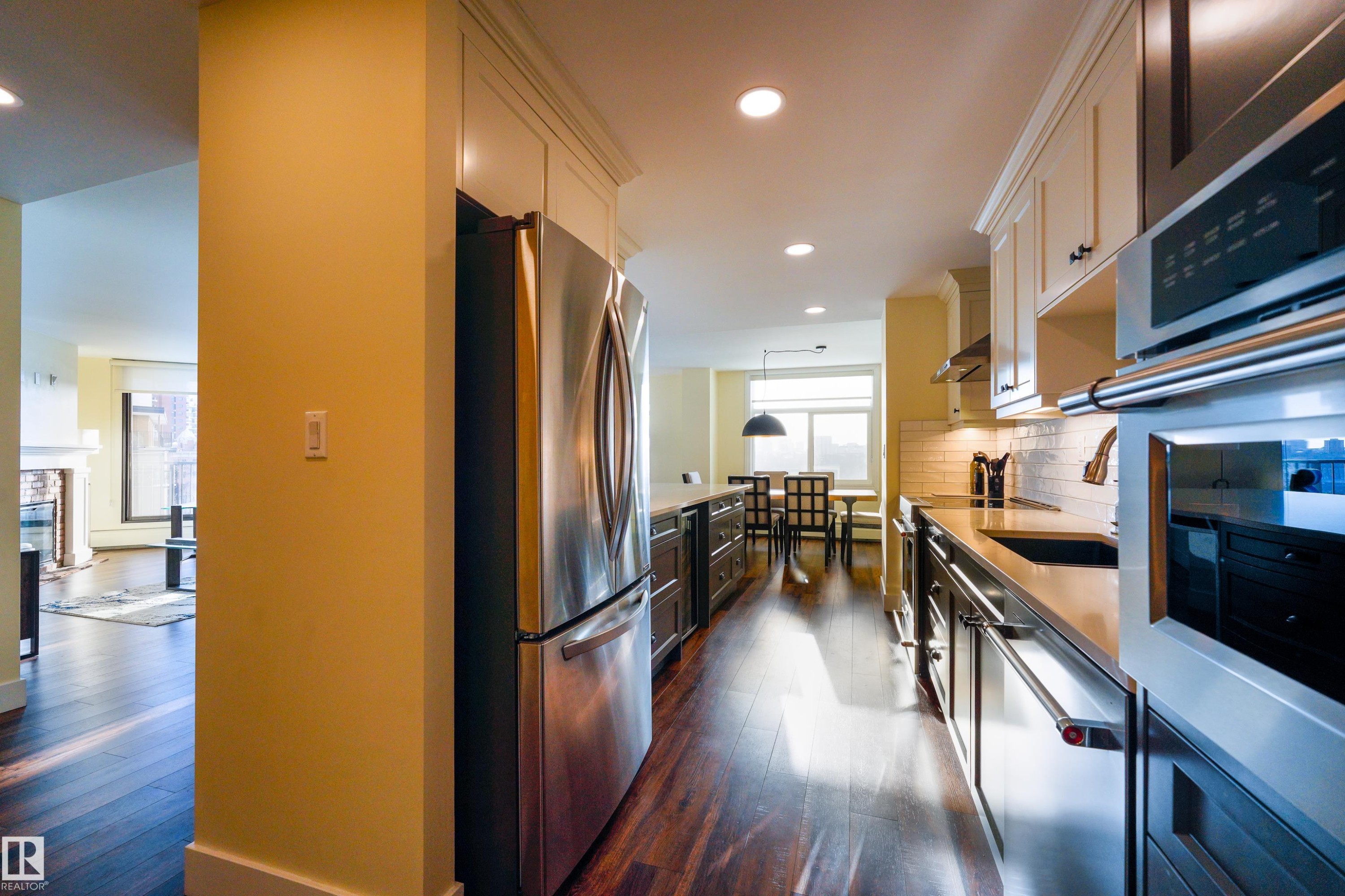 602 11710 100 Avenue, Edmonton, AB - Indoor Photo Showing Kitchen With Upgraded Kitchen