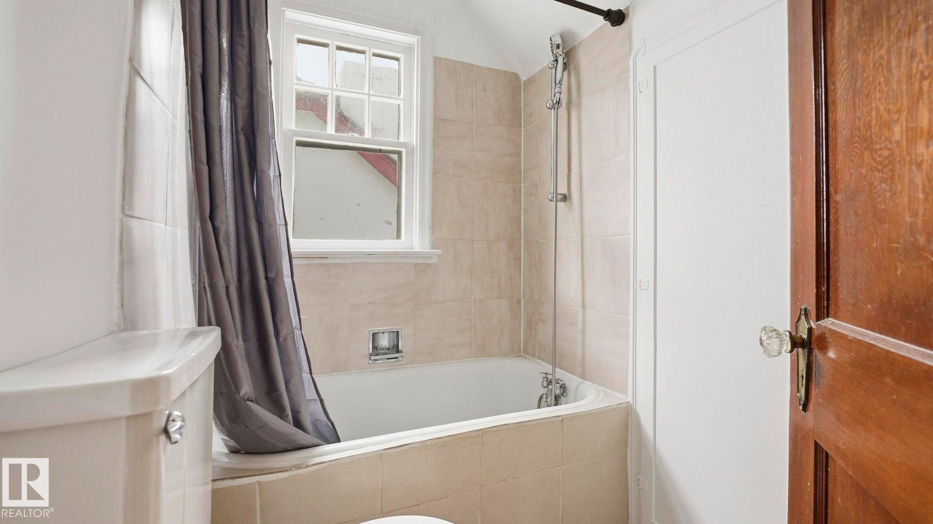 10149 122 Street, Edmonton, AB - Indoor Photo Showing Bathroom