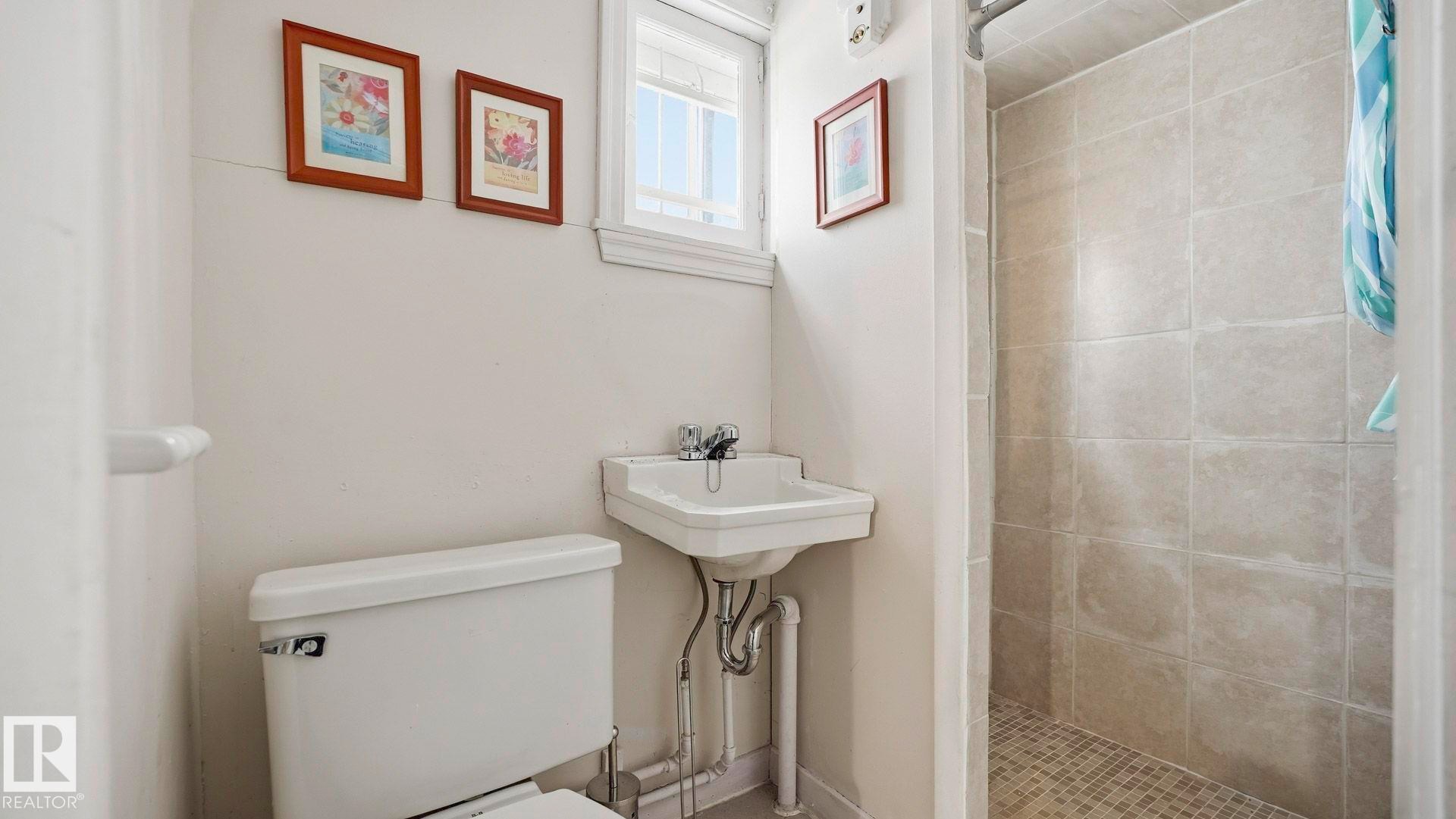 10149 122 Street, Edmonton, AB - Indoor Photo Showing Bathroom