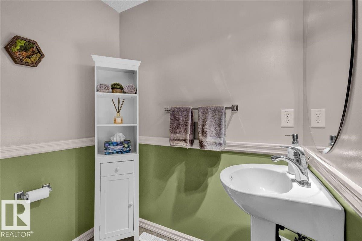 21933 94A Avenue, Edmonton, AB - Indoor Photo Showing Bathroom