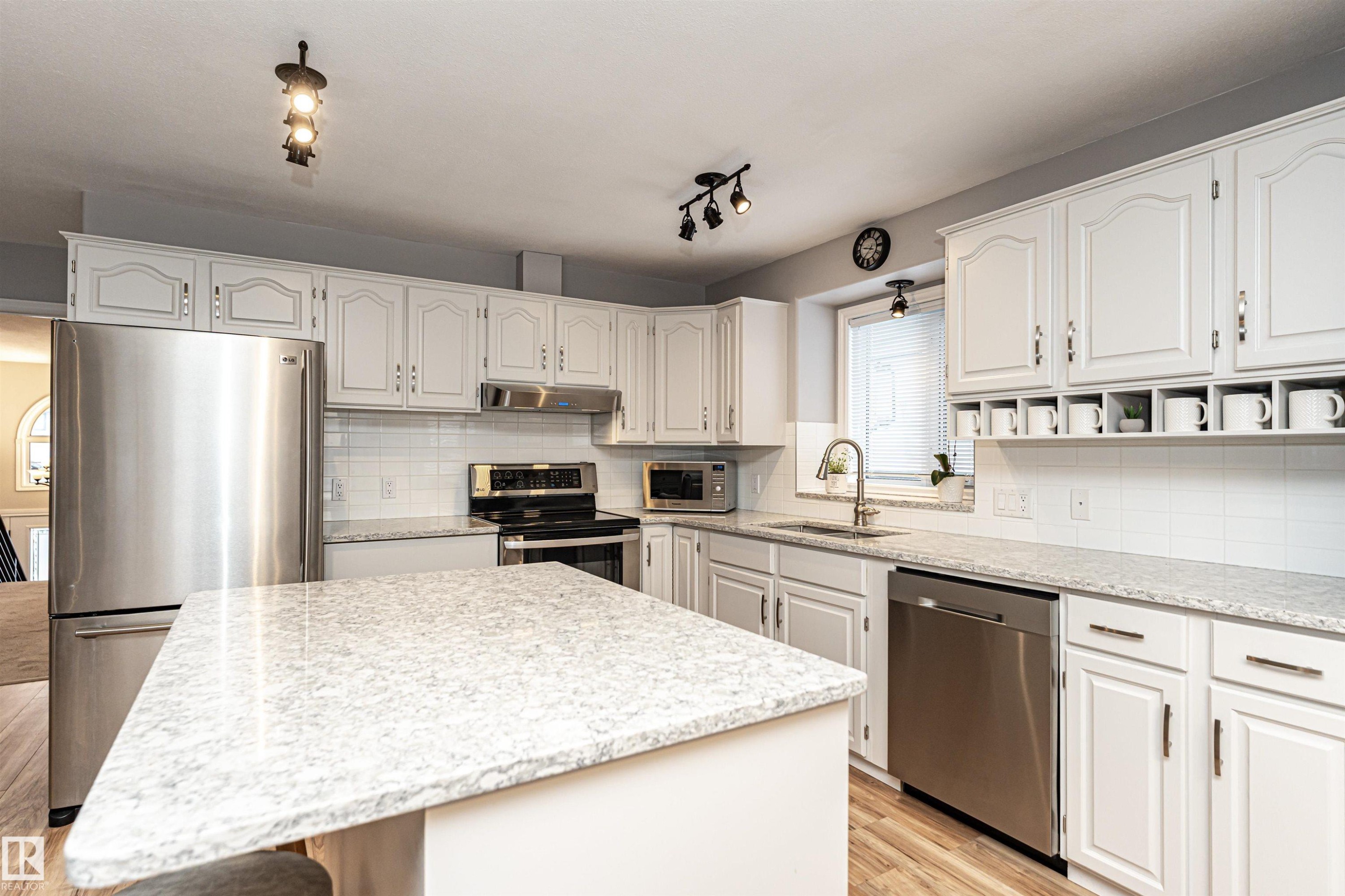 5755 161 Avenue, Edmonton, AB - Indoor Photo Showing Kitchen With Upgraded Kitchen