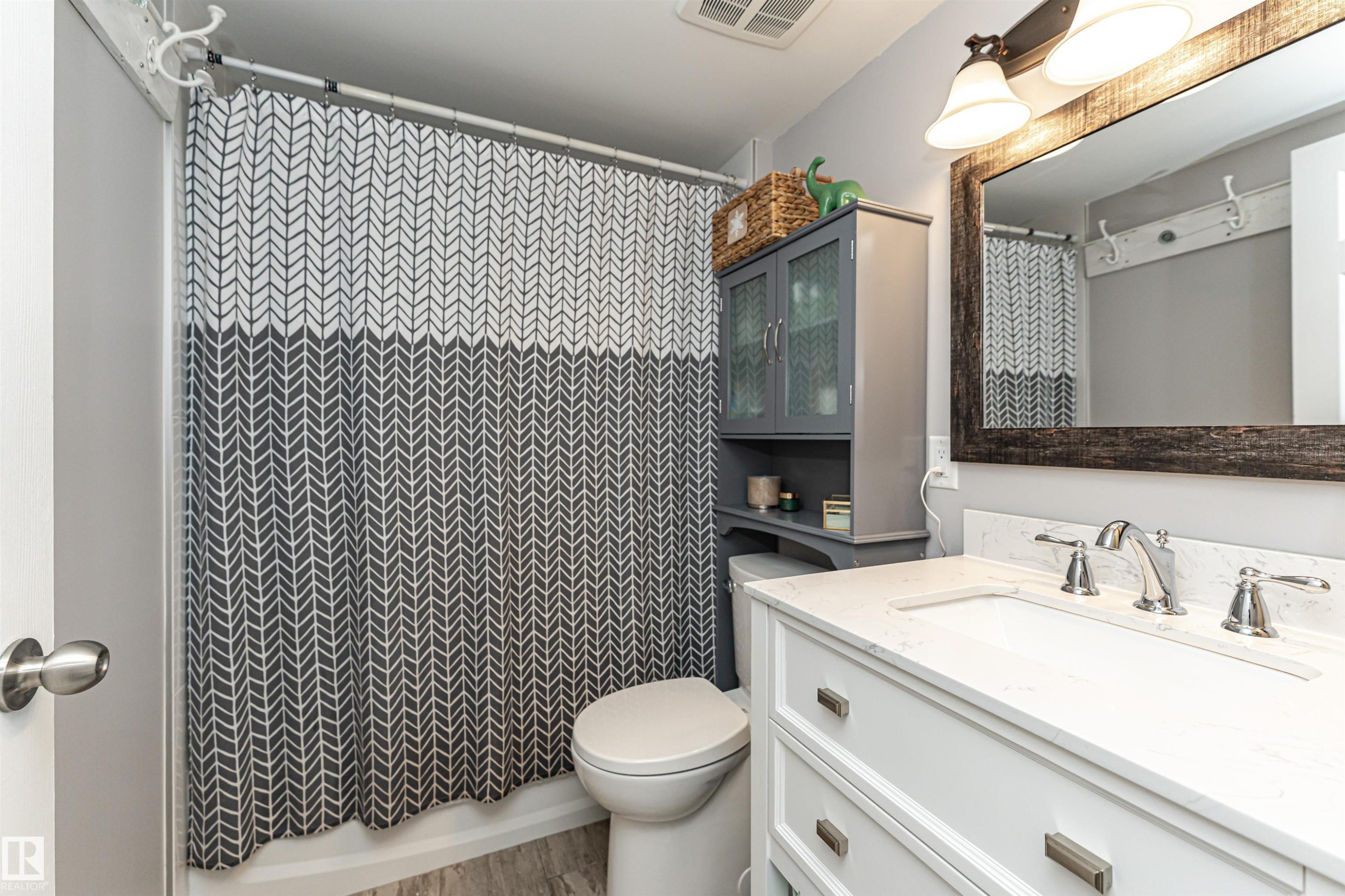 5755 161 Avenue, Edmonton, AB - Indoor Photo Showing Bathroom