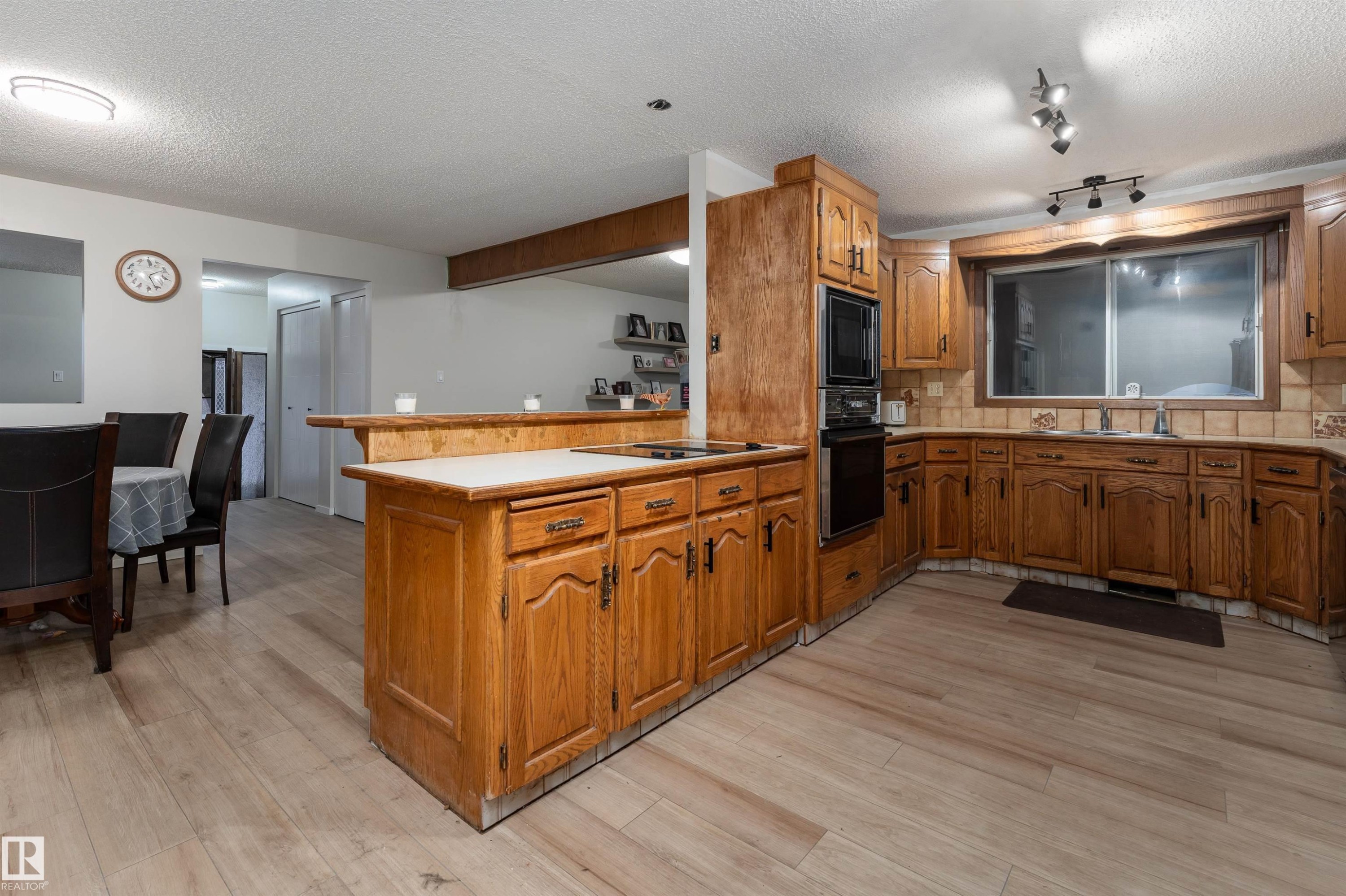11020 171 Avenue, Edmonton, AB - Indoor Photo Showing Kitchen