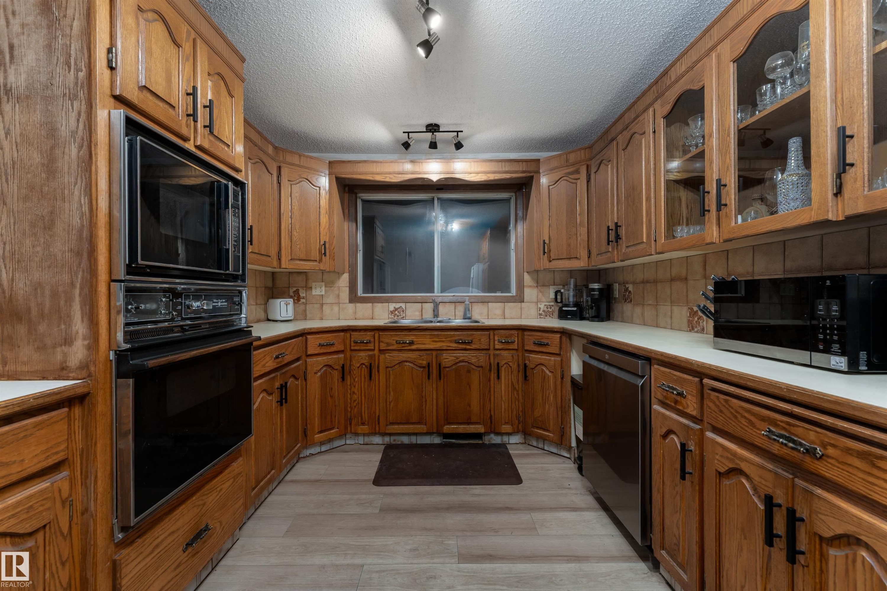 11020 171 Avenue, Edmonton, AB - Indoor Photo Showing Kitchen With Double Sink