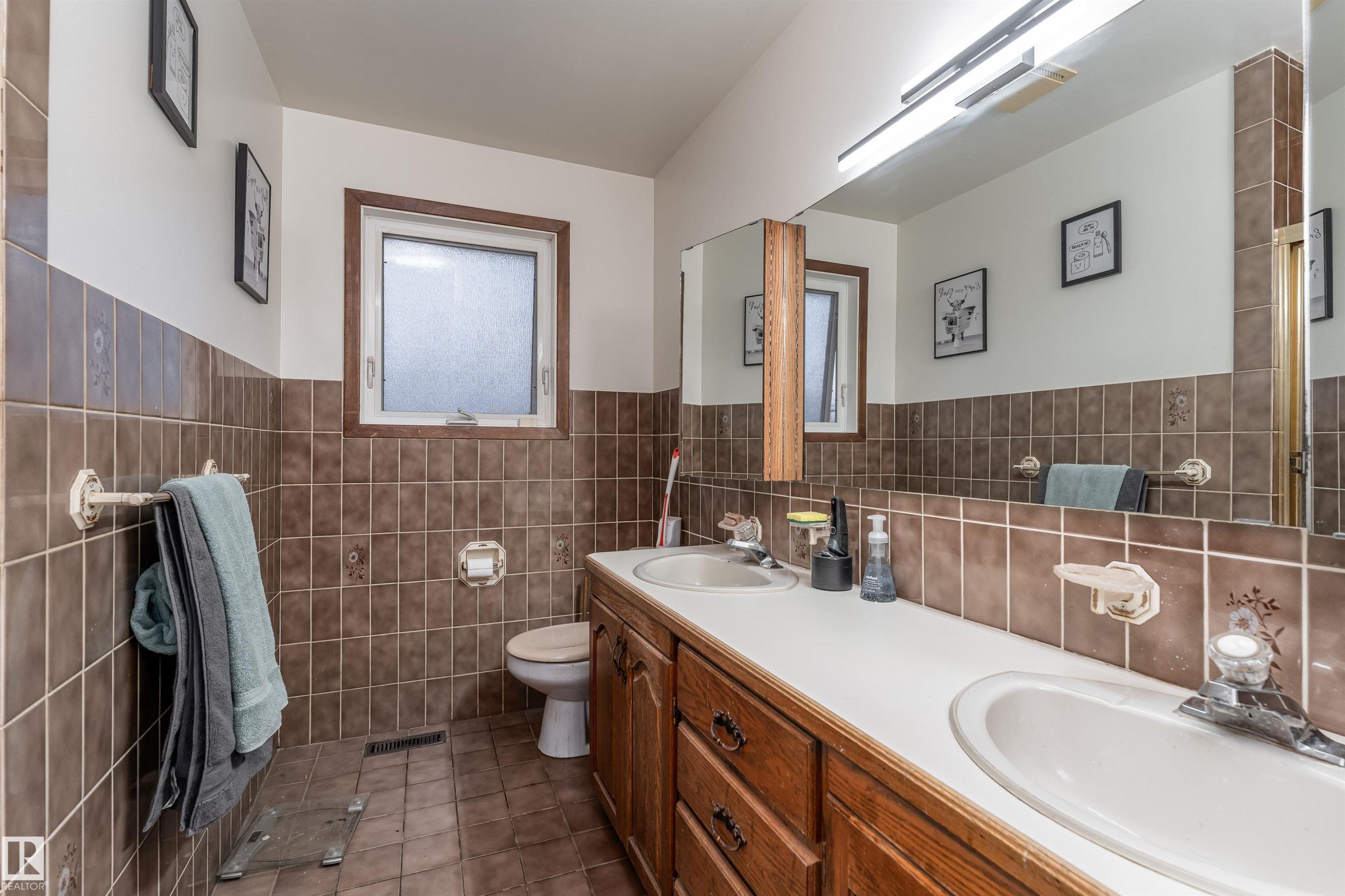 11020 171 Avenue, Edmonton, AB - Indoor Photo Showing Bathroom