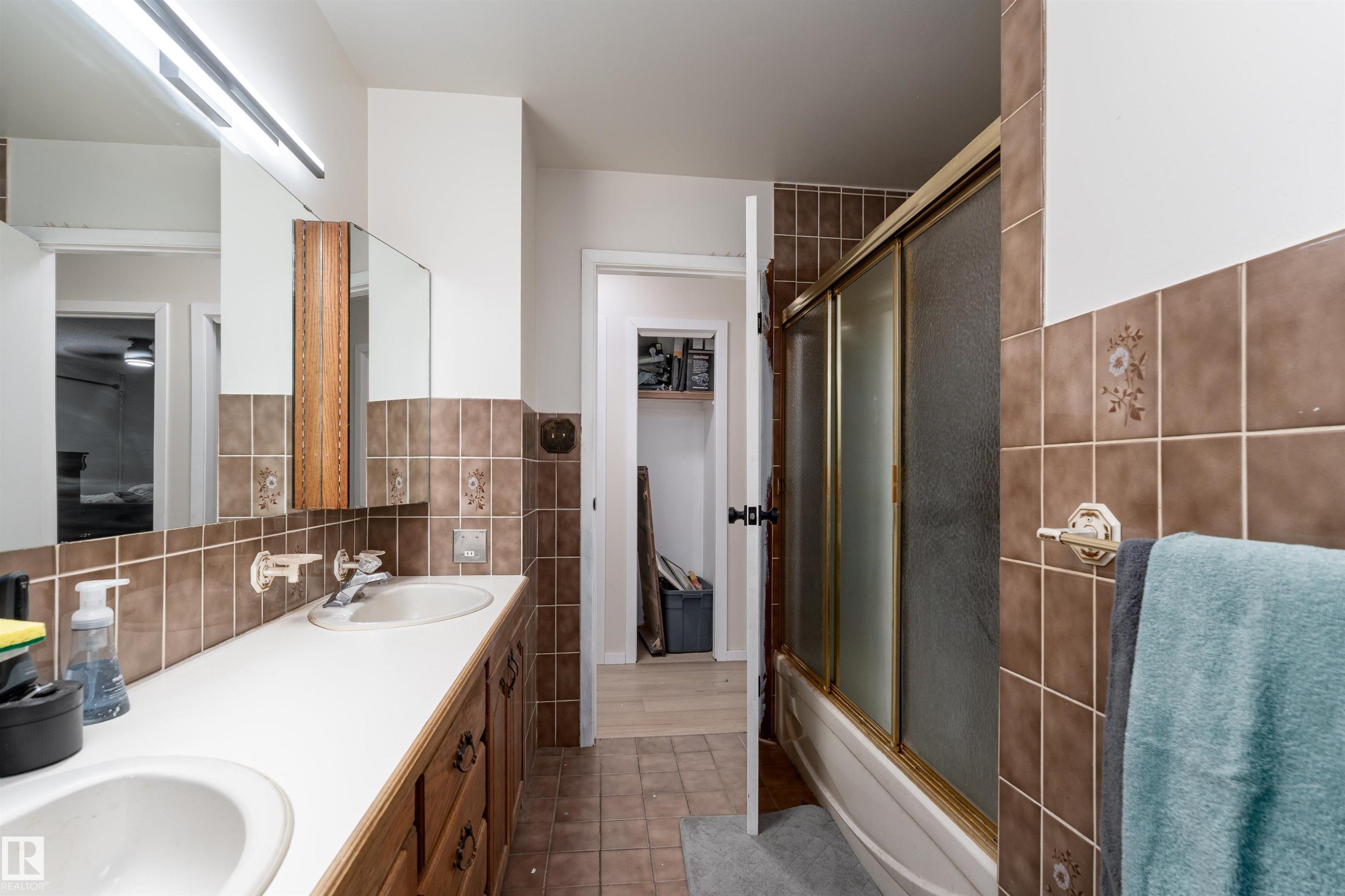 11020 171 Avenue, Edmonton, AB - Indoor Photo Showing Bathroom