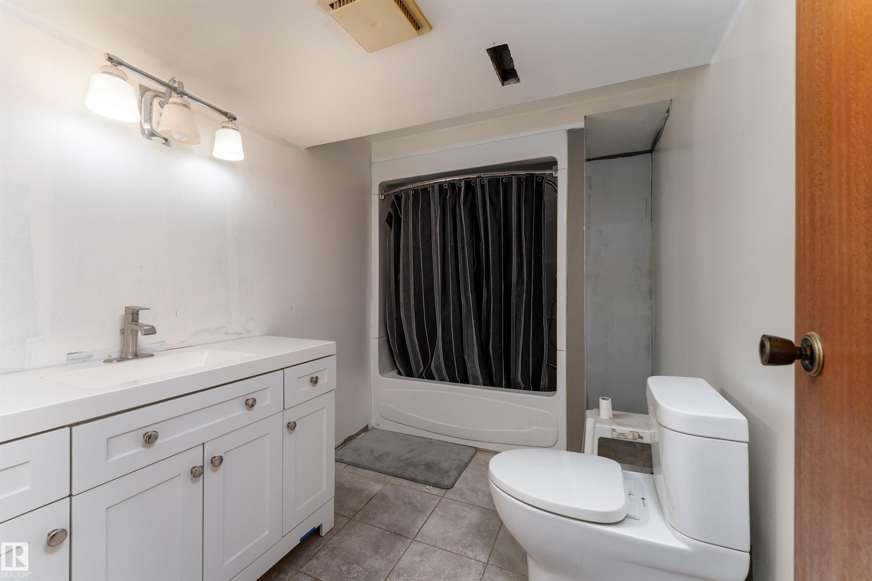 11020 171 Avenue, Edmonton, AB - Indoor Photo Showing Bathroom