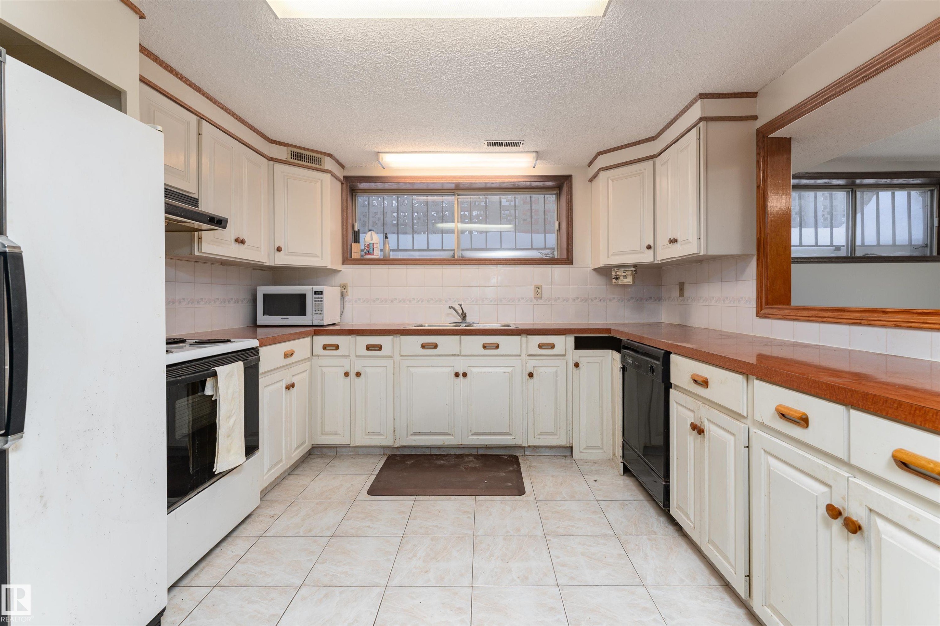 11020 171 Avenue, Edmonton, AB - Indoor Photo Showing Kitchen
