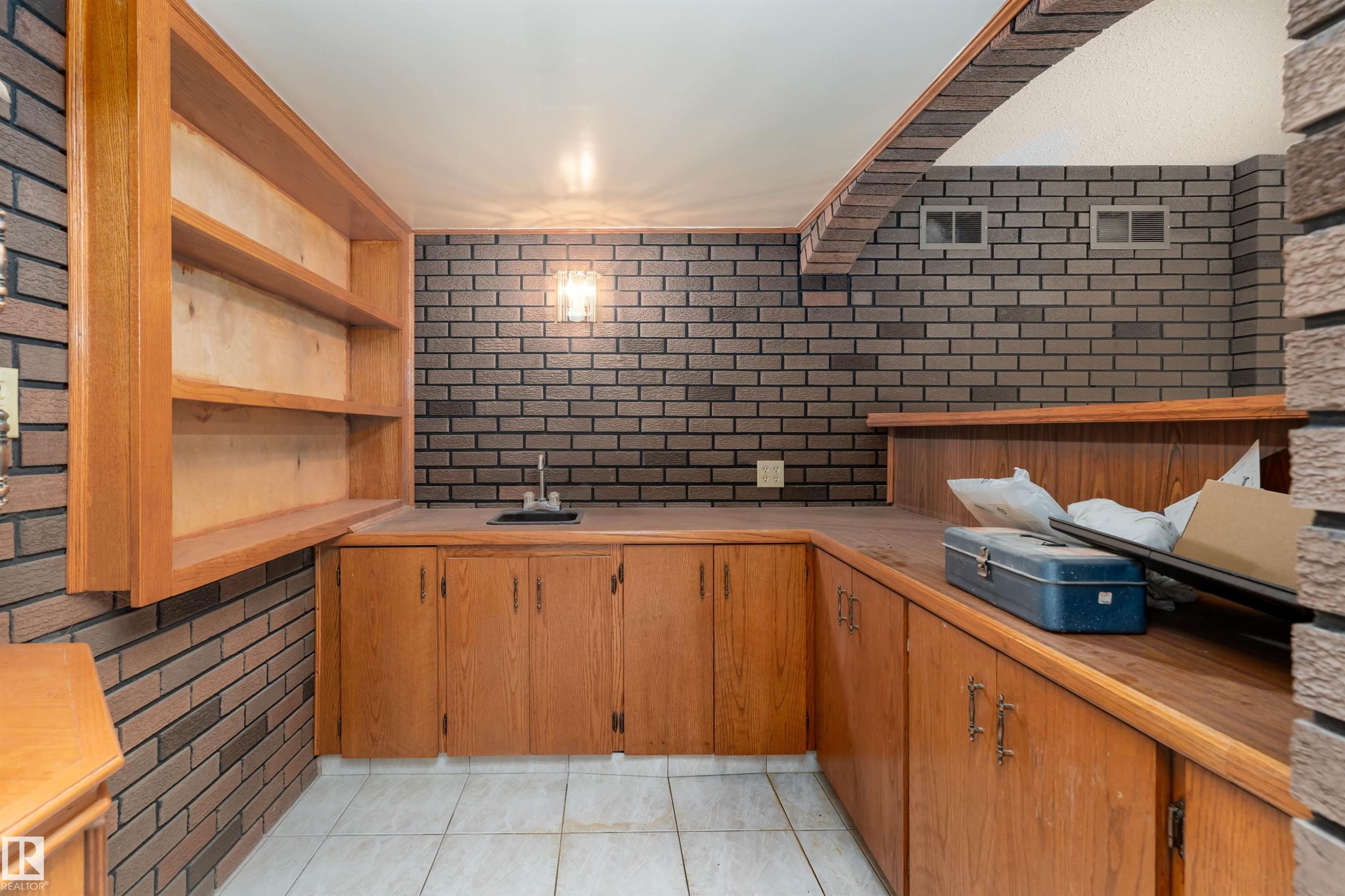 11020 171 Avenue, Edmonton, AB - Indoor