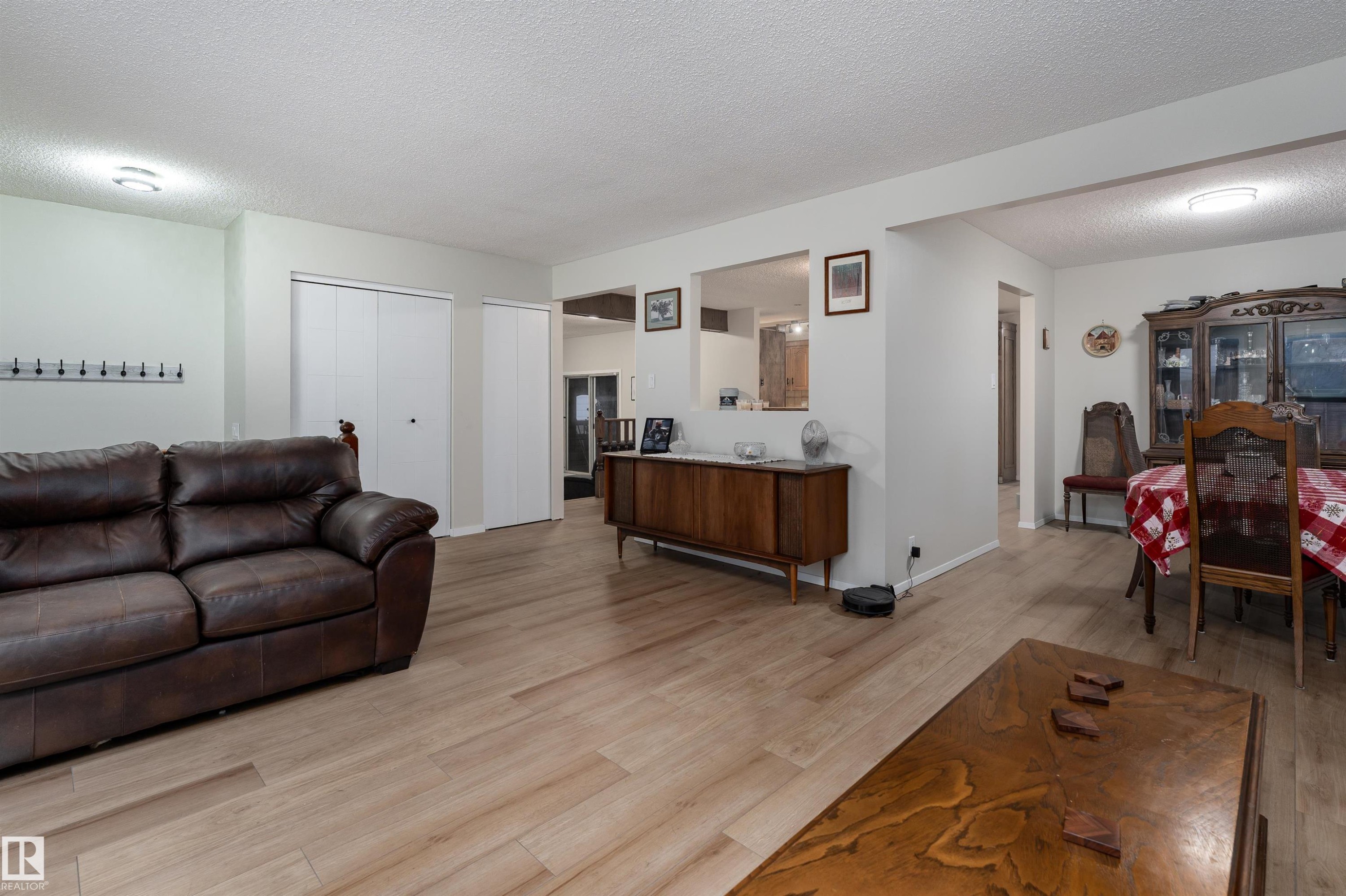 11020 171 Avenue, Edmonton, AB - Indoor Photo Showing Living Room