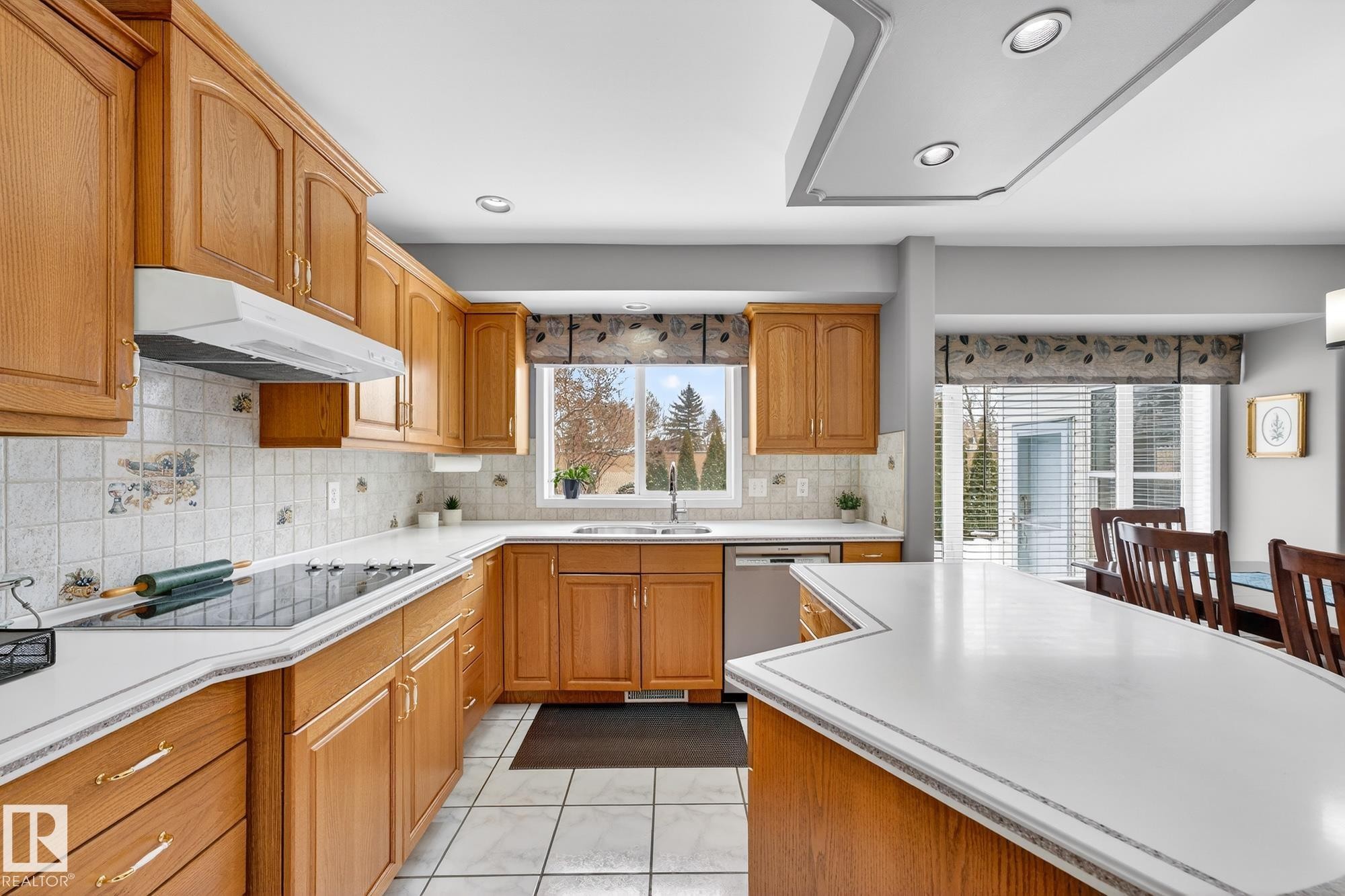 3455 Hill View Crescent, Edmonton, AB - Indoor Photo Showing Kitchen