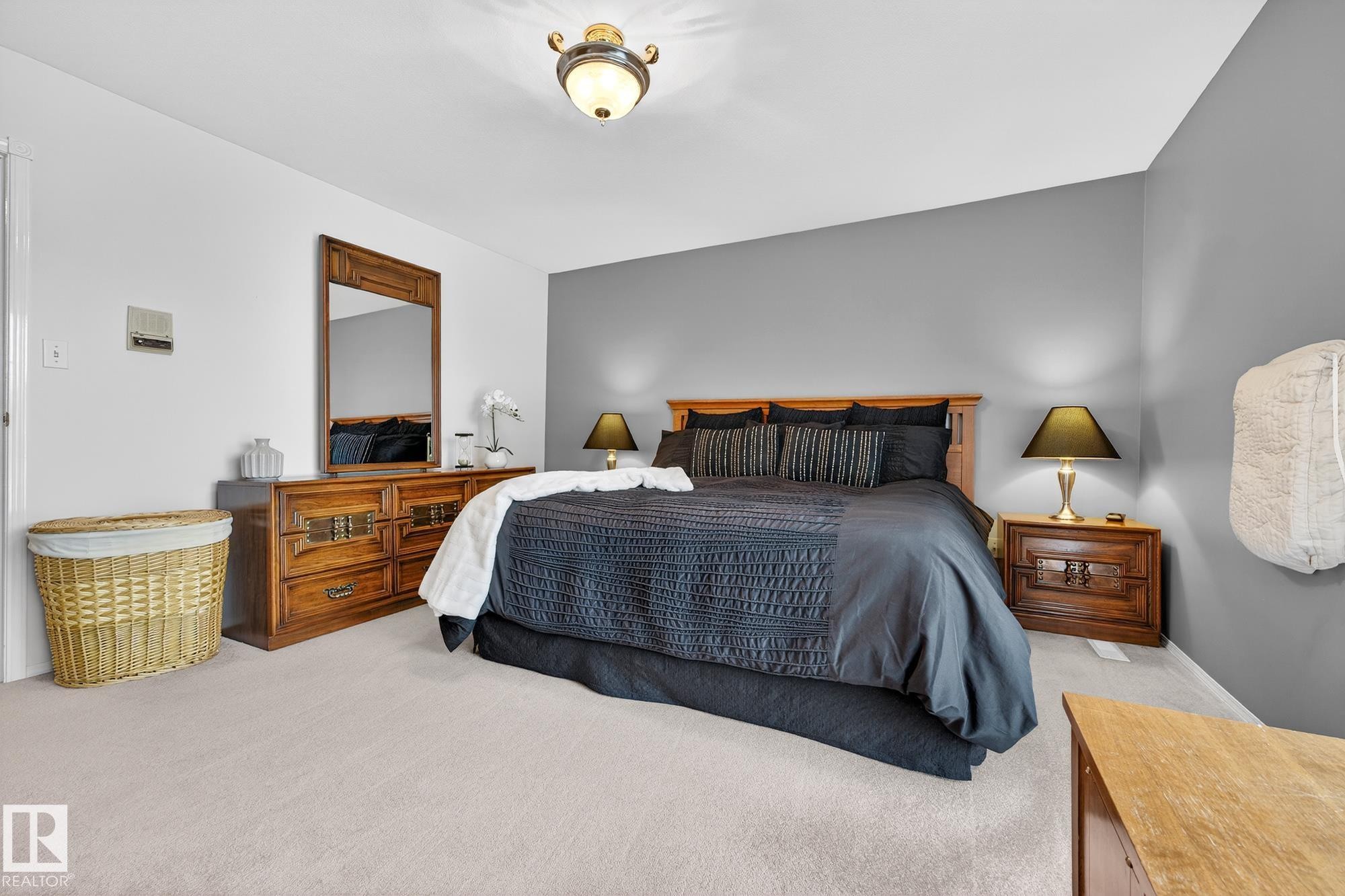 3455 Hill View Crescent, Edmonton, AB - Indoor Photo Showing Bedroom