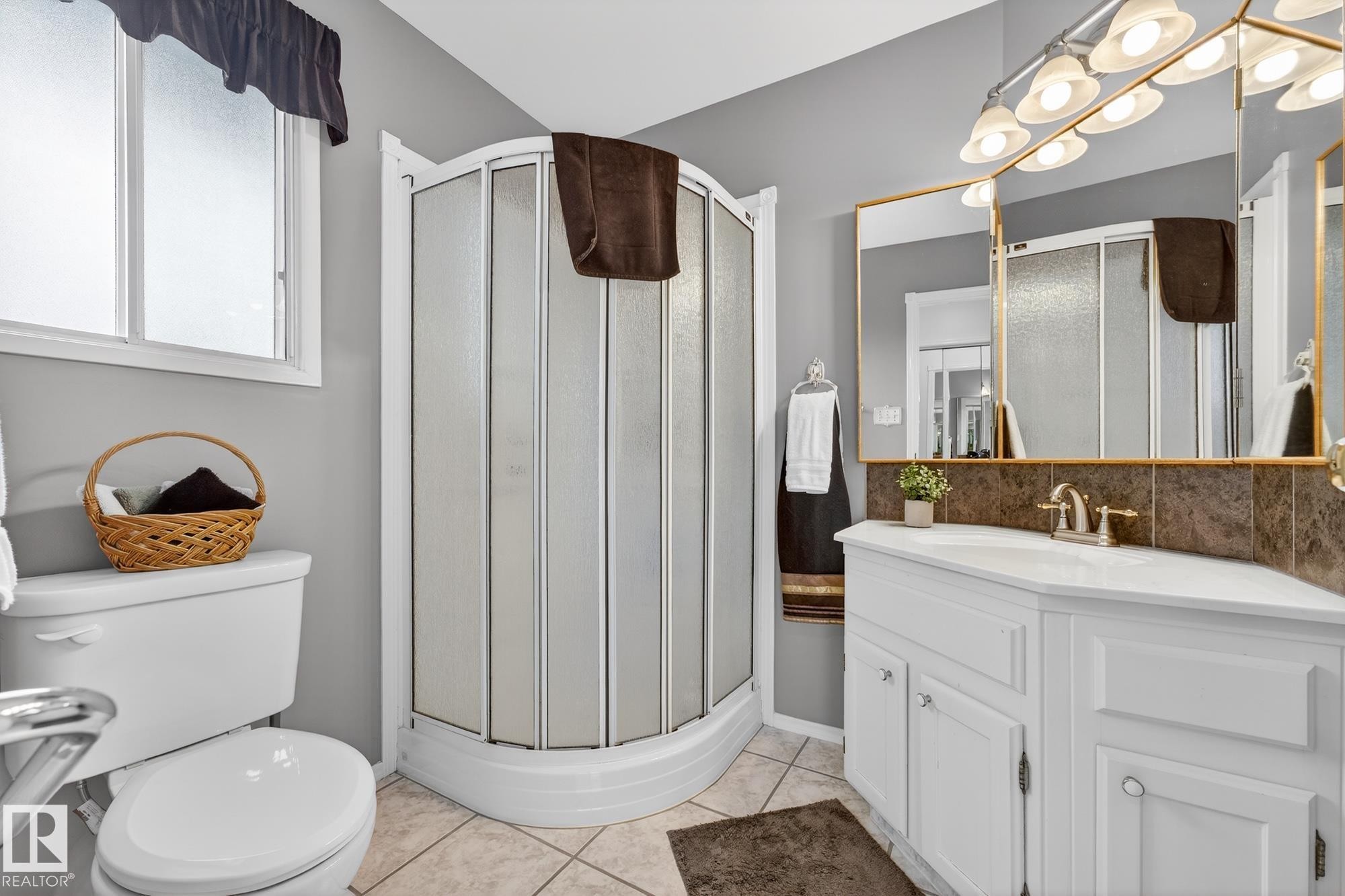 3455 Hill View Crescent, Edmonton, AB - Indoor Photo Showing Bathroom