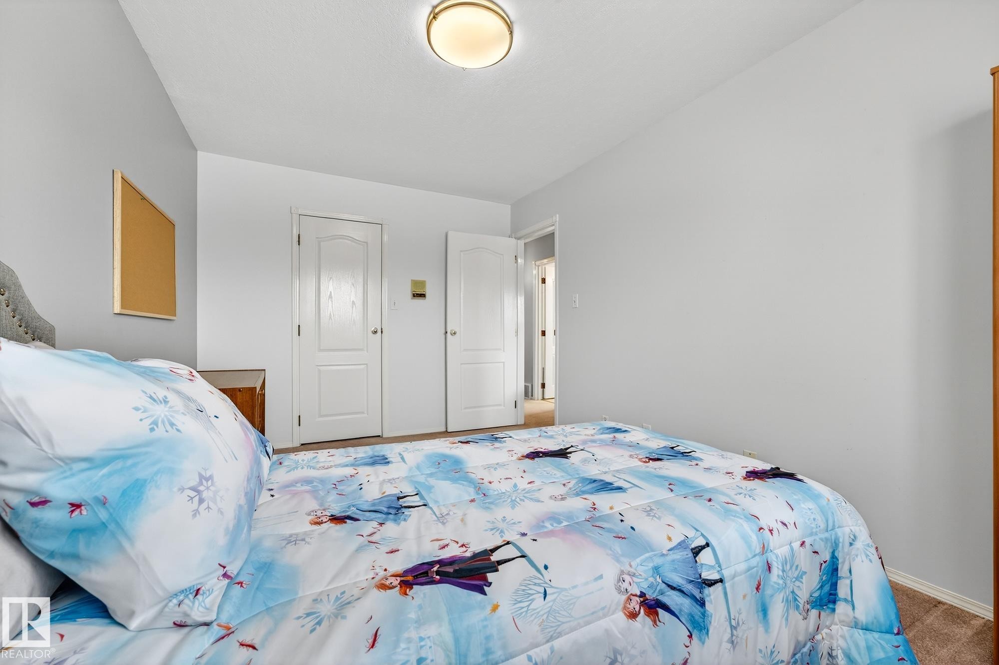 3455 Hill View Crescent, Edmonton, AB - Indoor Photo Showing Bedroom