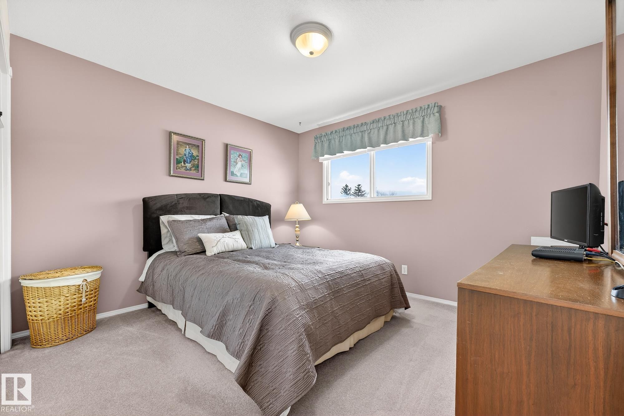 3455 Hill View Crescent, Edmonton, AB - Indoor Photo Showing Bedroom