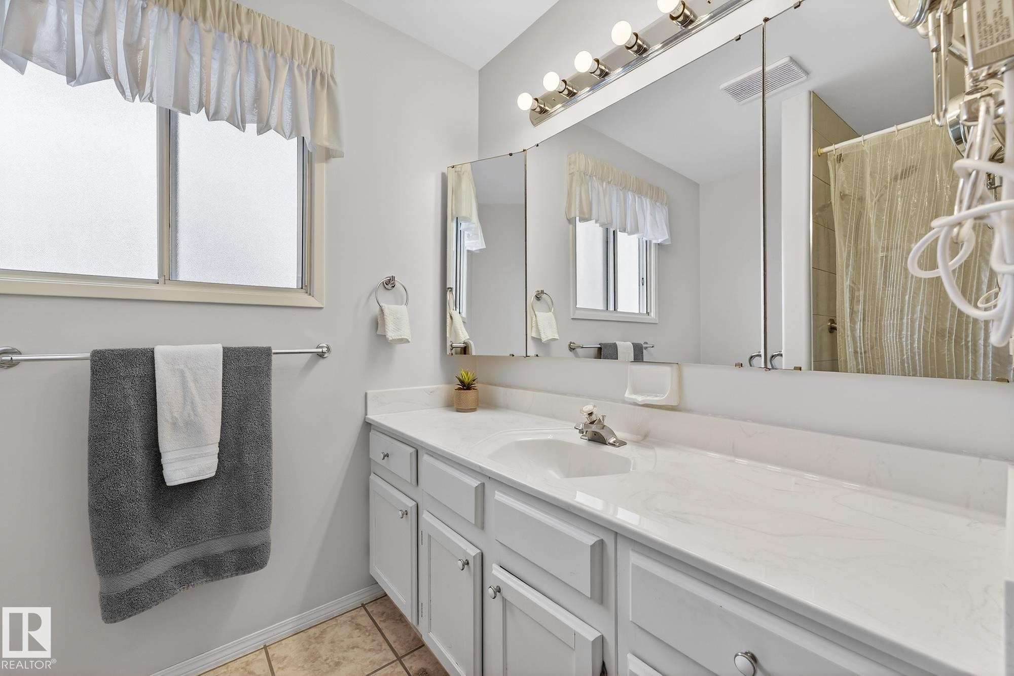 3455 Hill View Crescent, Edmonton, AB - Indoor Photo Showing Bathroom