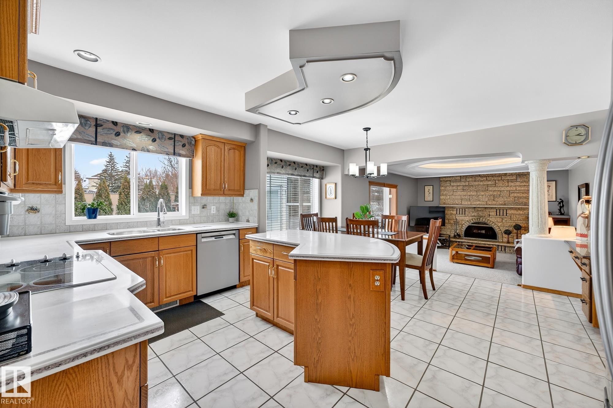 3455 Hill View Crescent, Edmonton, AB - Indoor Photo Showing Kitchen