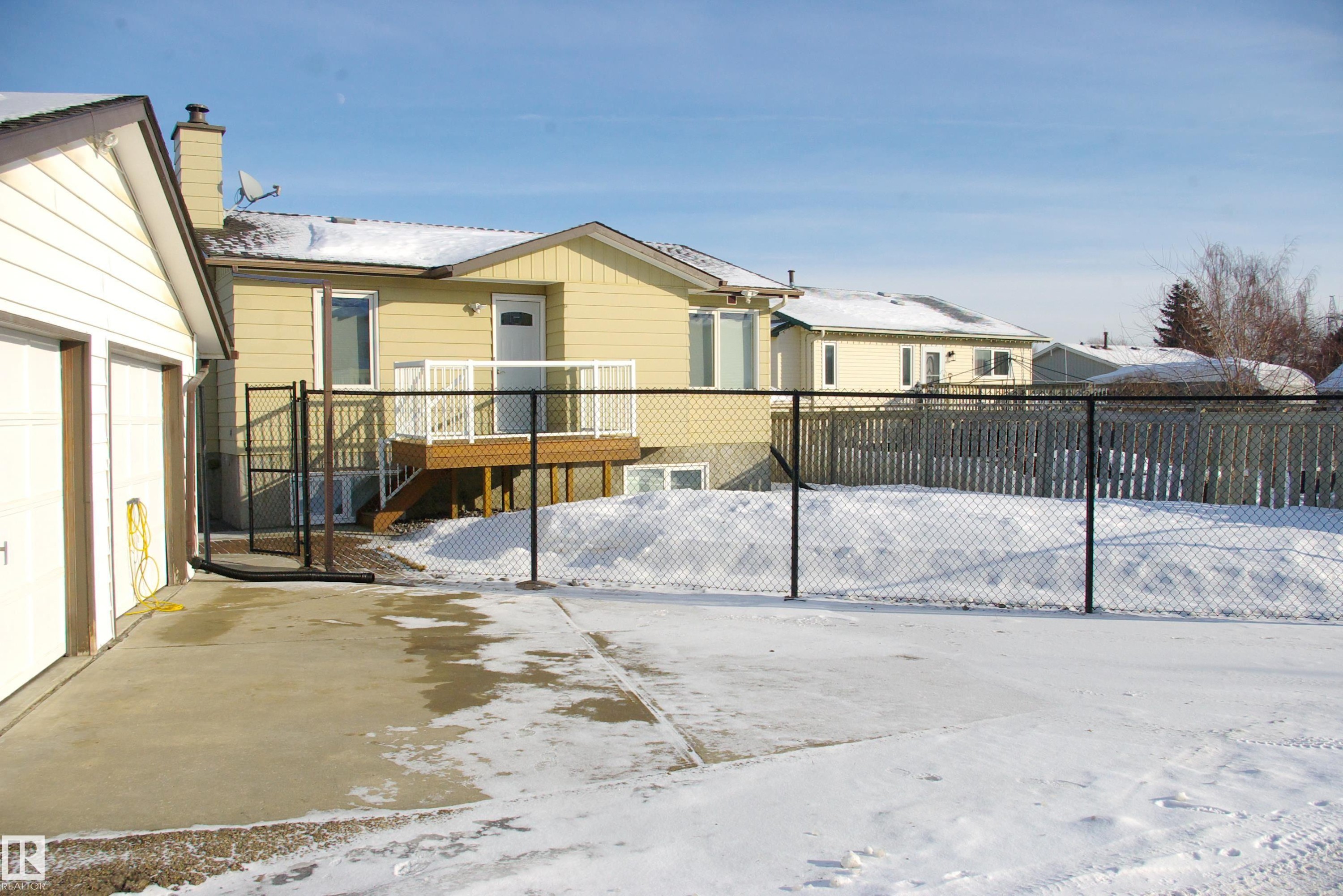View of yard with a residential view - 168 Warwick Road, Edmonton, AB - Outdoor With Deck Patio Veranda With Exterior