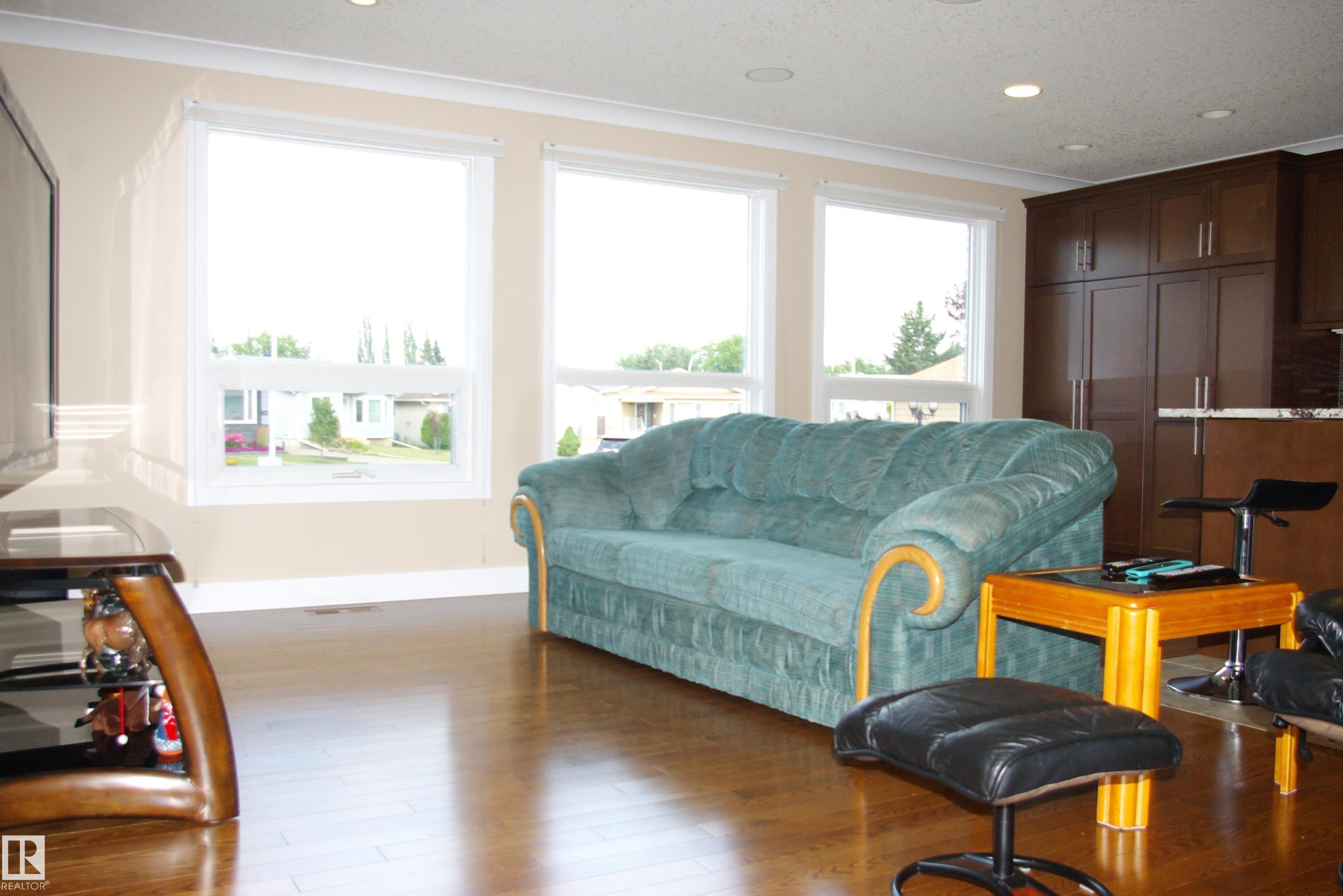 168 Warwick Road, Edmonton, AB - Indoor Photo Showing Living Room
