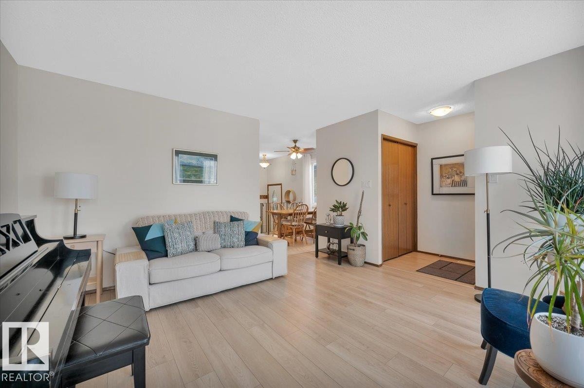 4240 38 Street Nw, Edmonton, AB - Indoor Photo Showing Living Room
