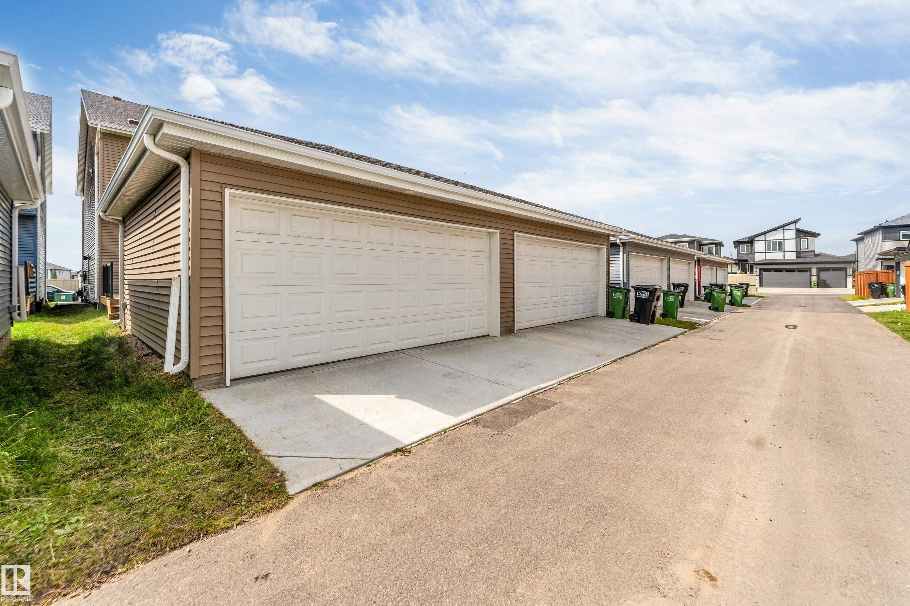 Garage featuring a residential view - 2095 Maple Road, Edmonton, AB - Outdoor