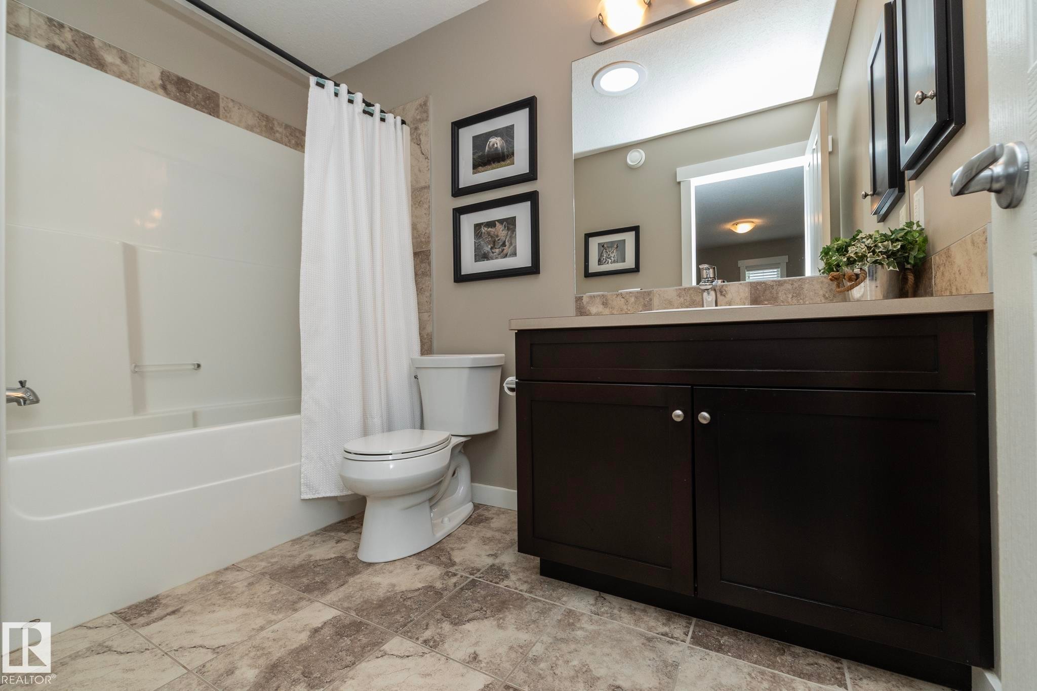 13020 207 Street, Edmonton, AB - Indoor Photo Showing Bathroom