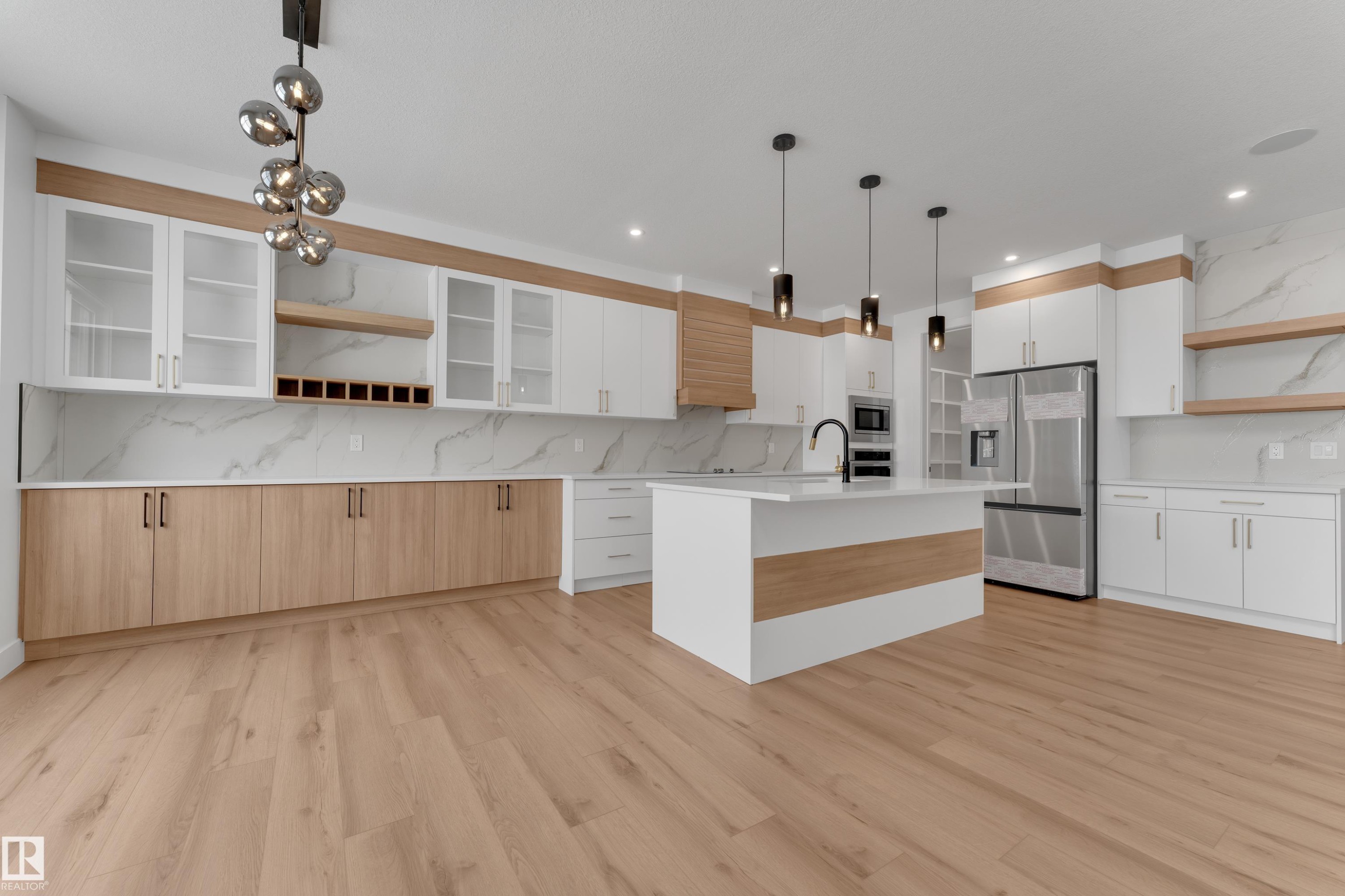 752 Astoria Way, Devon, AB - Indoor Photo Showing Kitchen With Upgraded Kitchen