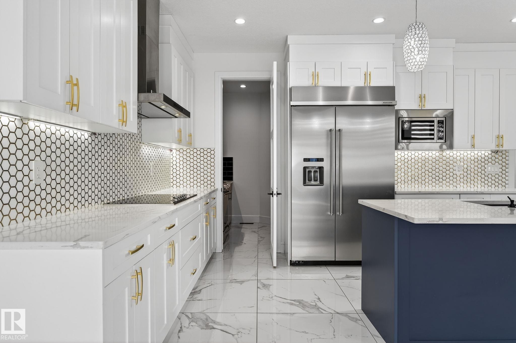 228 36 St Sw, Edmonton, AB - Indoor Photo Showing Kitchen With Upgraded Kitchen