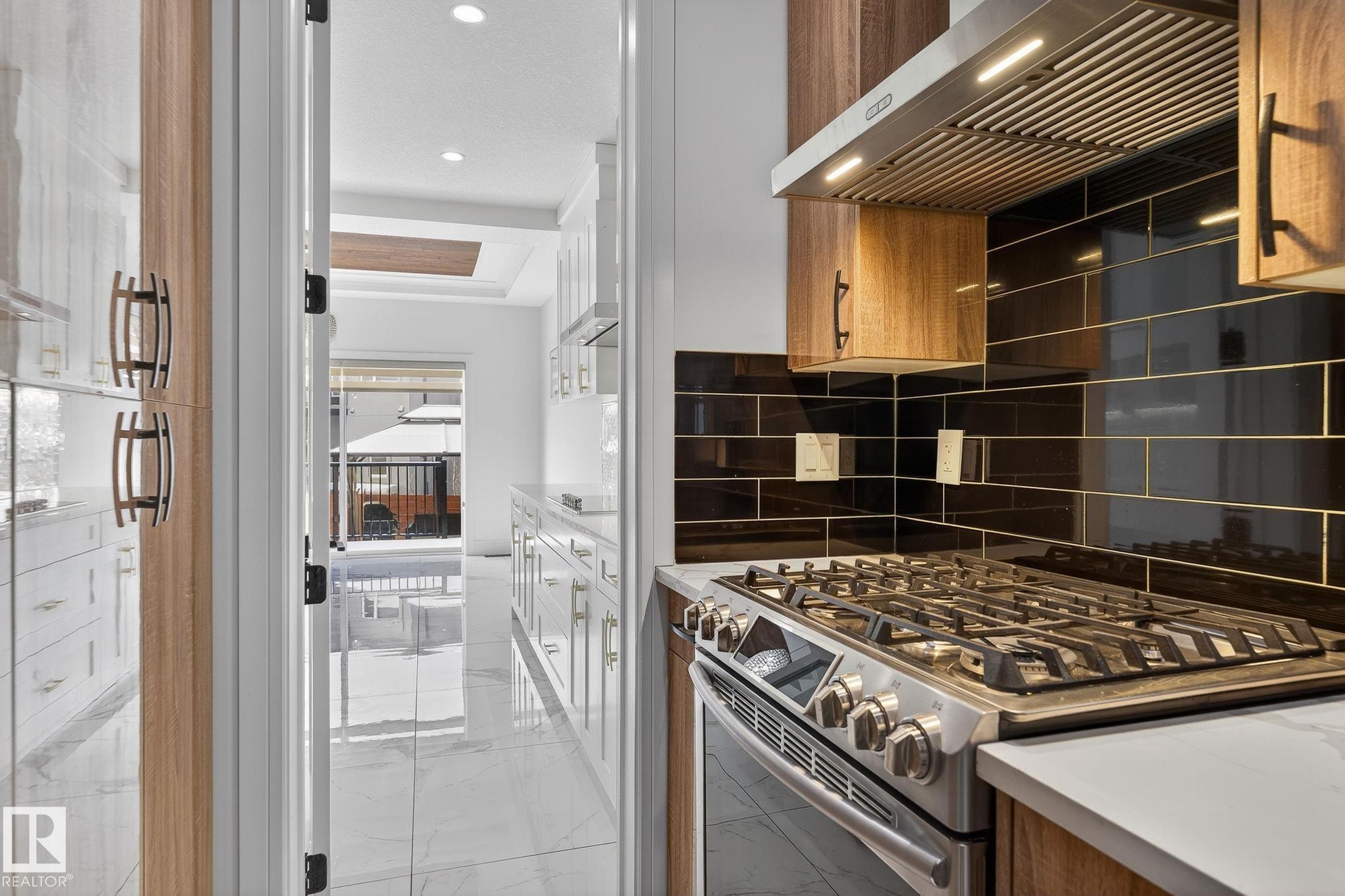 228 36 St Sw, Edmonton, AB - Indoor Photo Showing Kitchen
