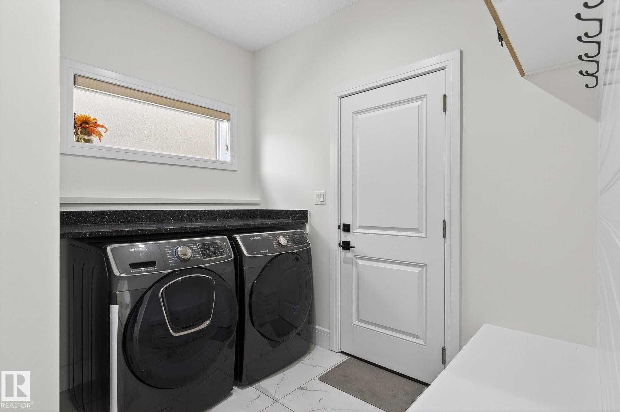 228 36 St Sw, Edmonton, AB - Indoor Photo Showing Laundry Room