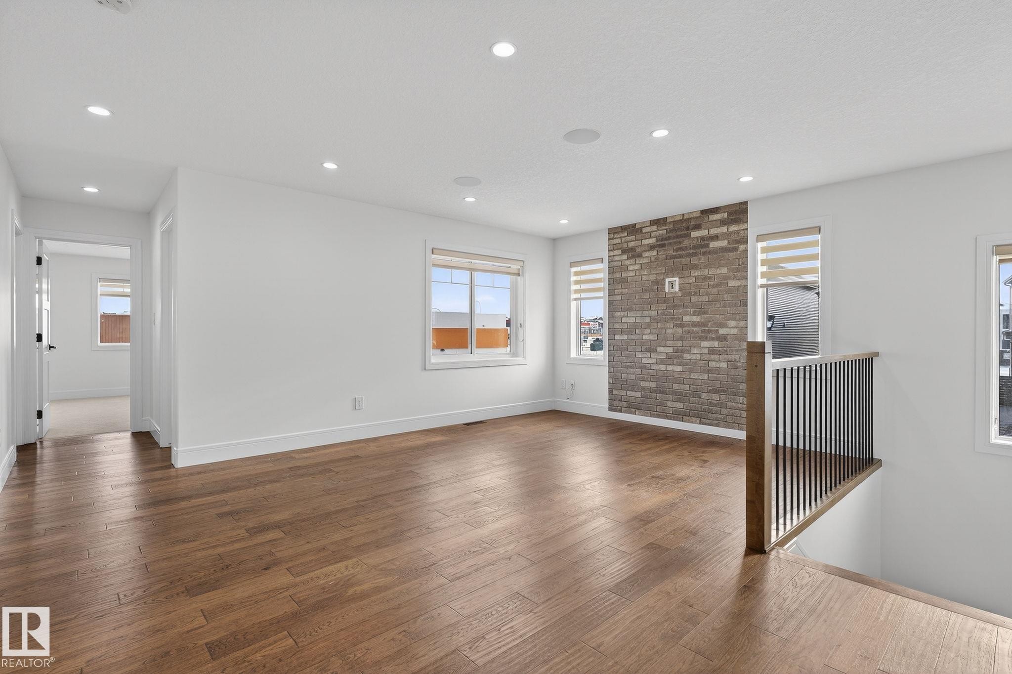 228 36 St Sw, Edmonton, AB - Indoor Photo Showing Other Room