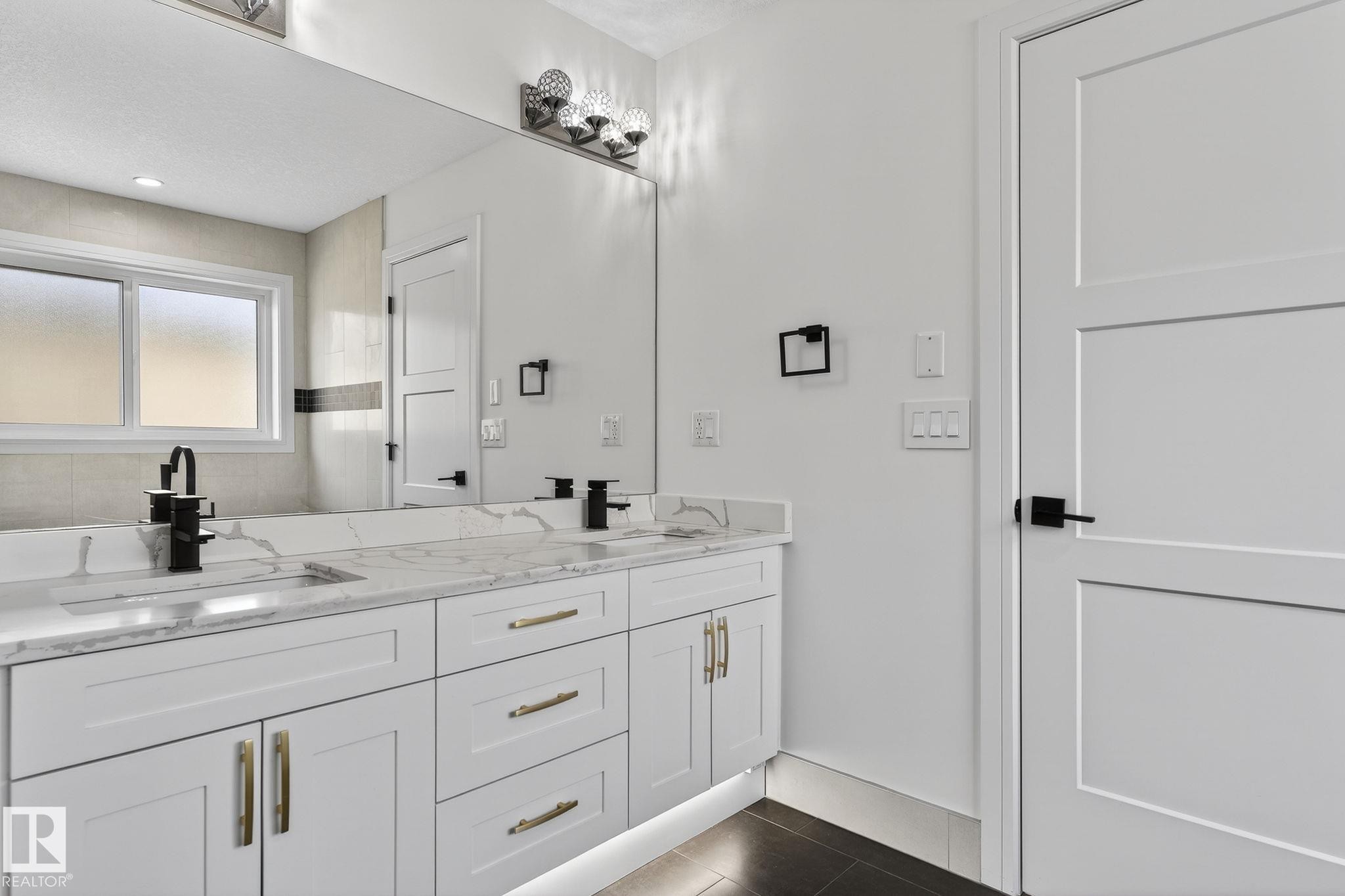 228 36 St Sw, Edmonton, AB - Indoor Photo Showing Bathroom