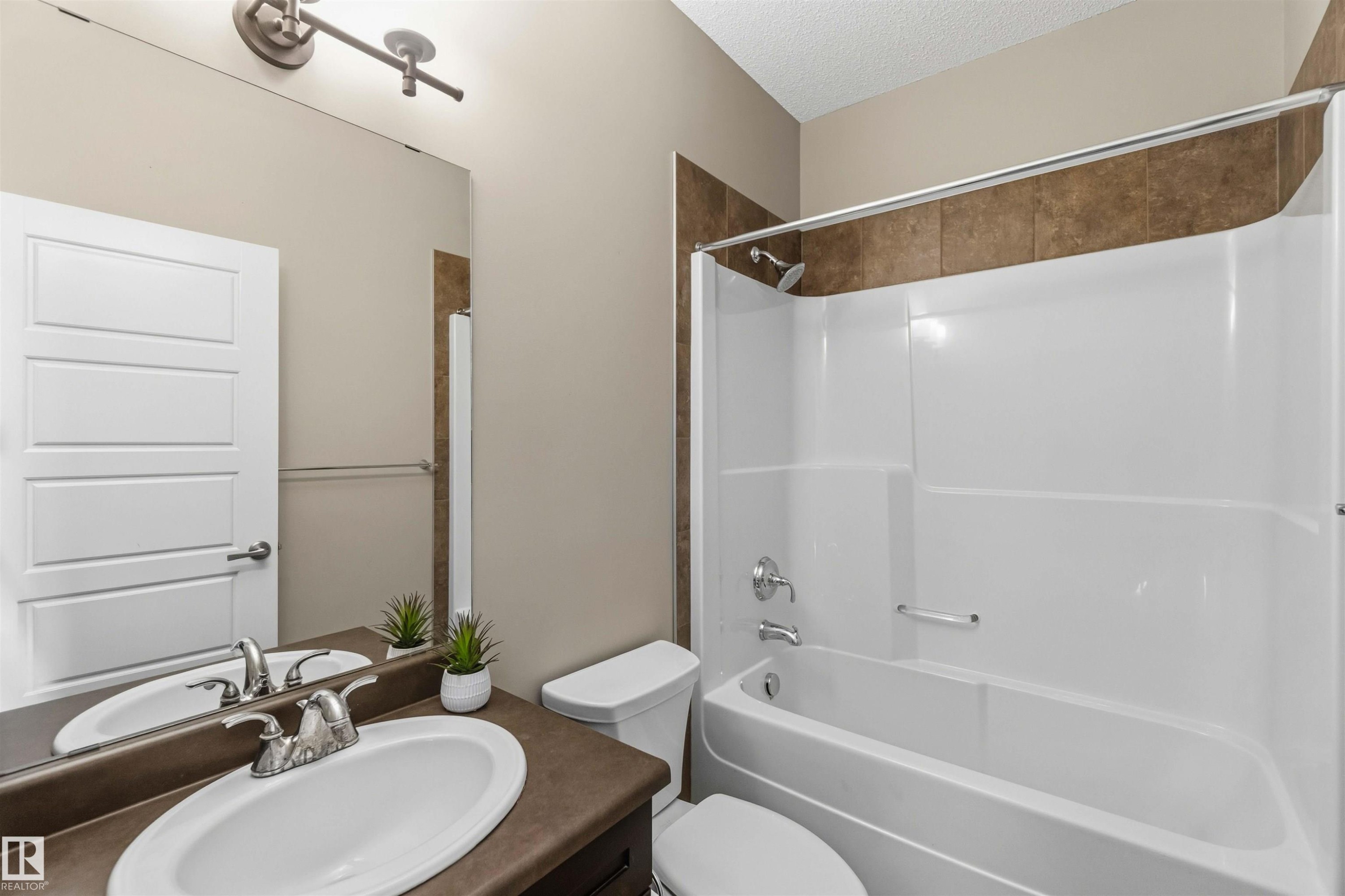 3683 8 Street, Edmonton, AB - Indoor Photo Showing Bathroom