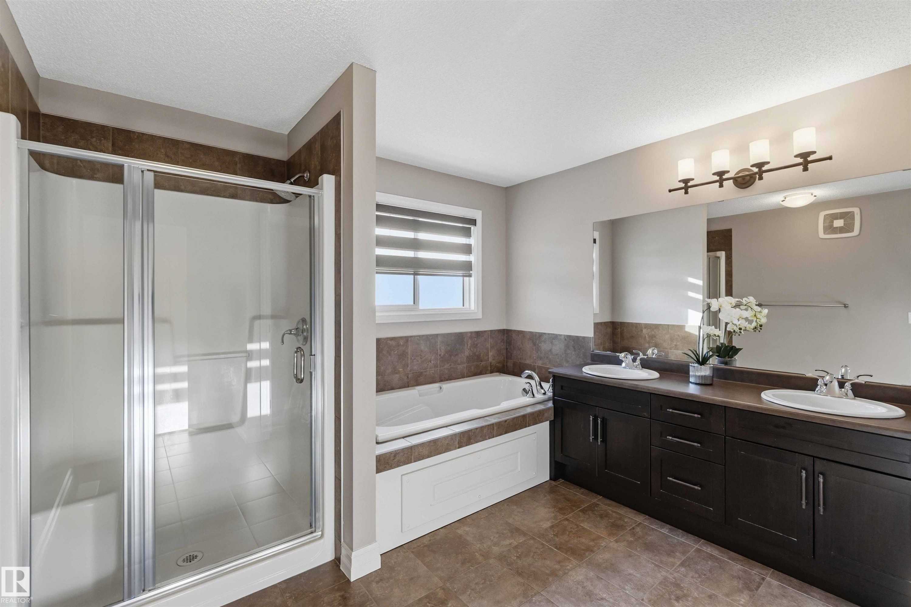 3683 8 Street, Edmonton, AB - Indoor Photo Showing Bathroom