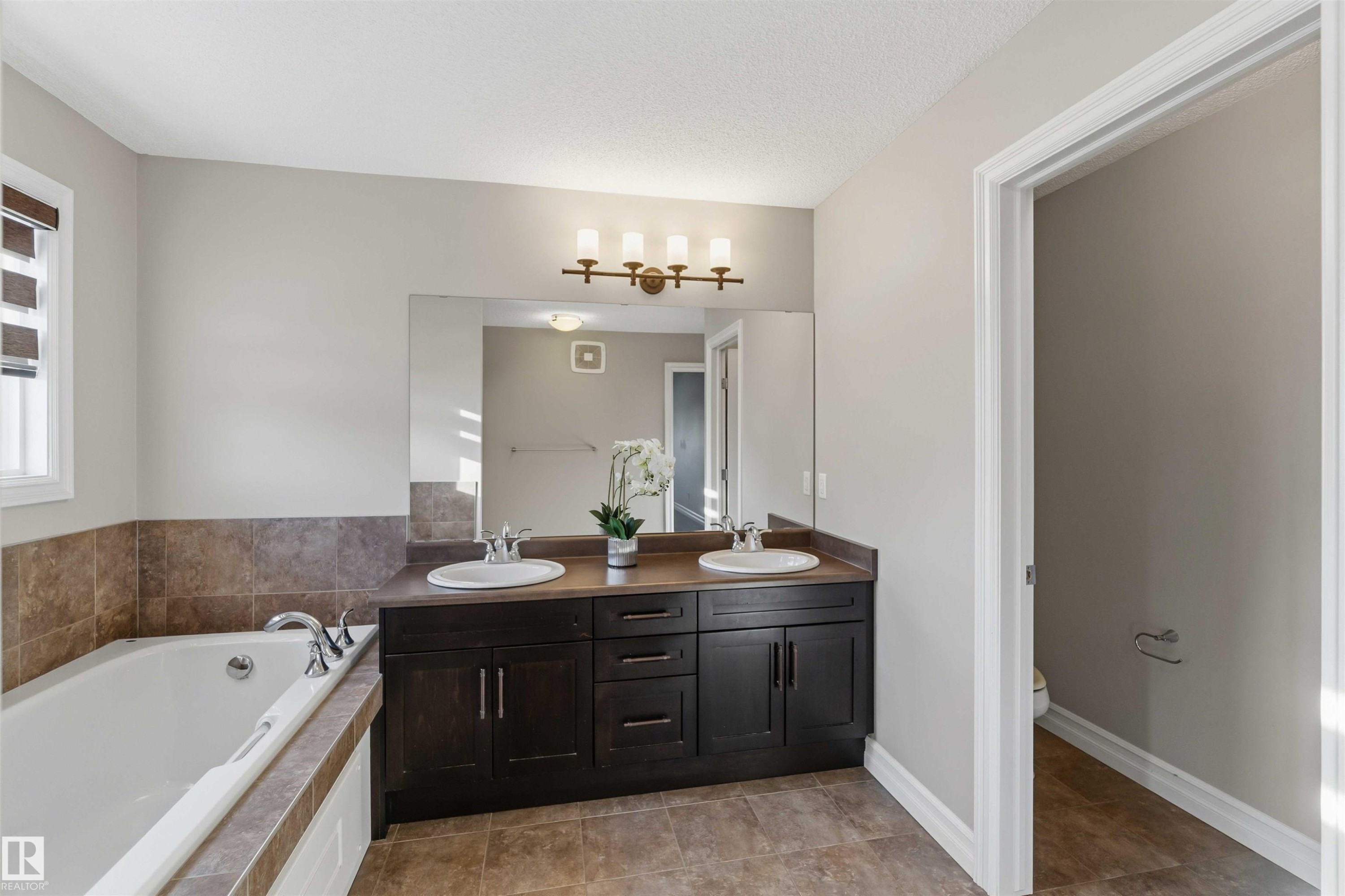 3683 8 Street, Edmonton, AB - Indoor Photo Showing Bathroom