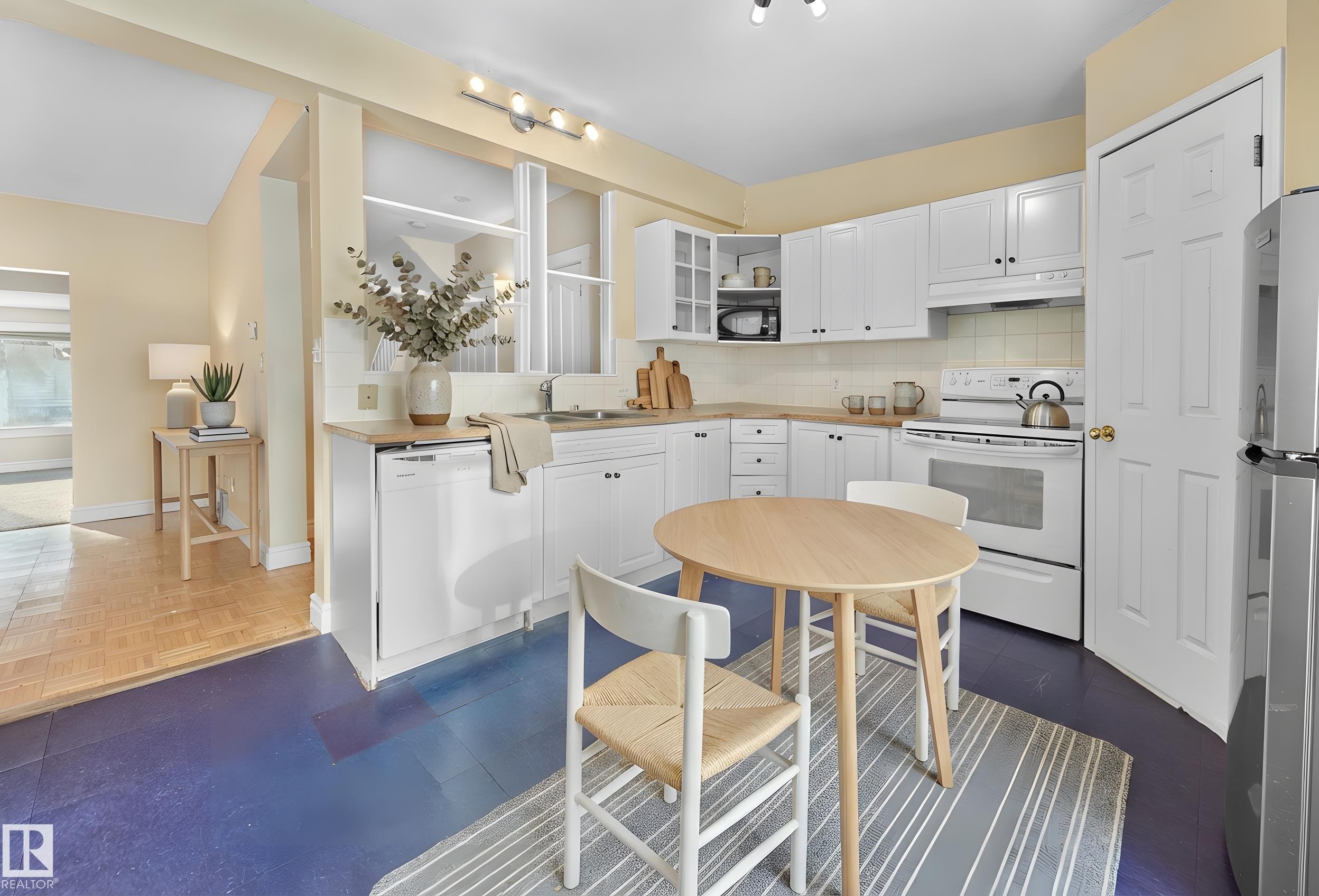 11212 75 Avenue, Edmonton, AB - Indoor Photo Showing Kitchen