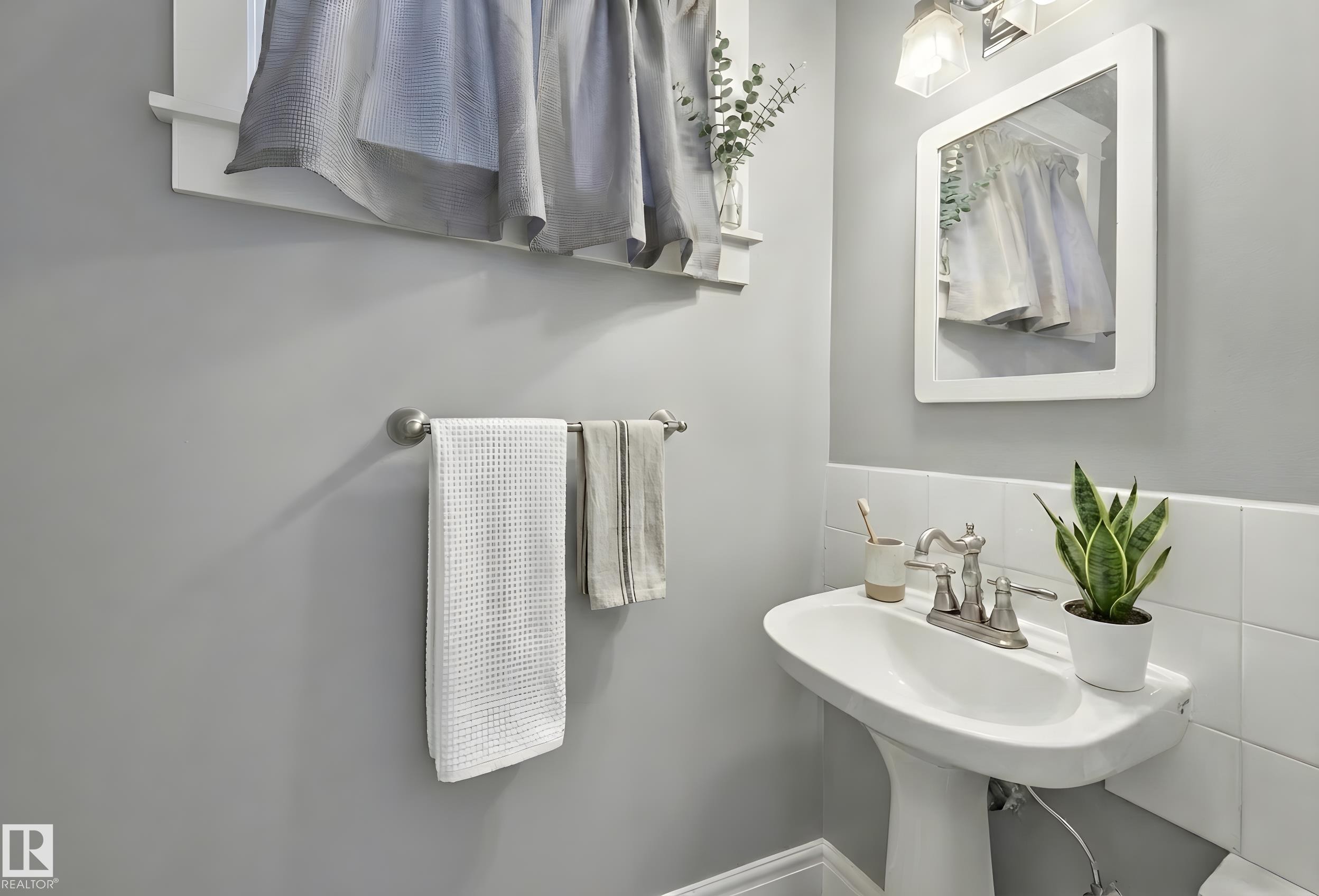 11212 75 Avenue, Edmonton, AB - Indoor Photo Showing Bathroom